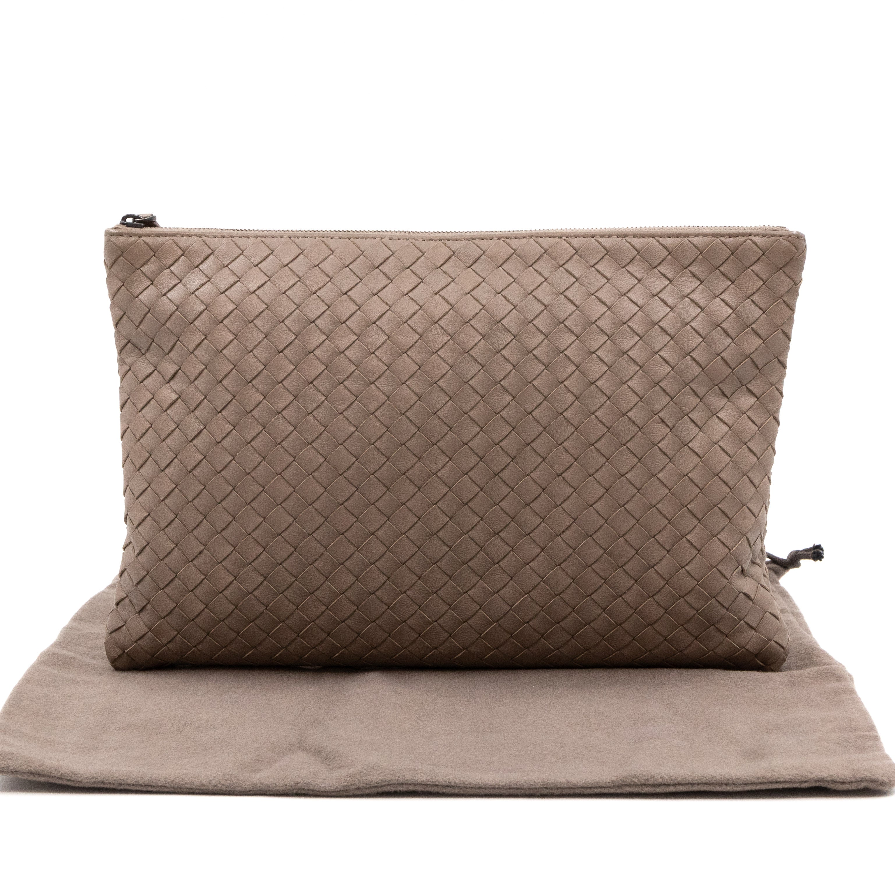 Medium Flat Pouch Intrecciato Greige Leather
