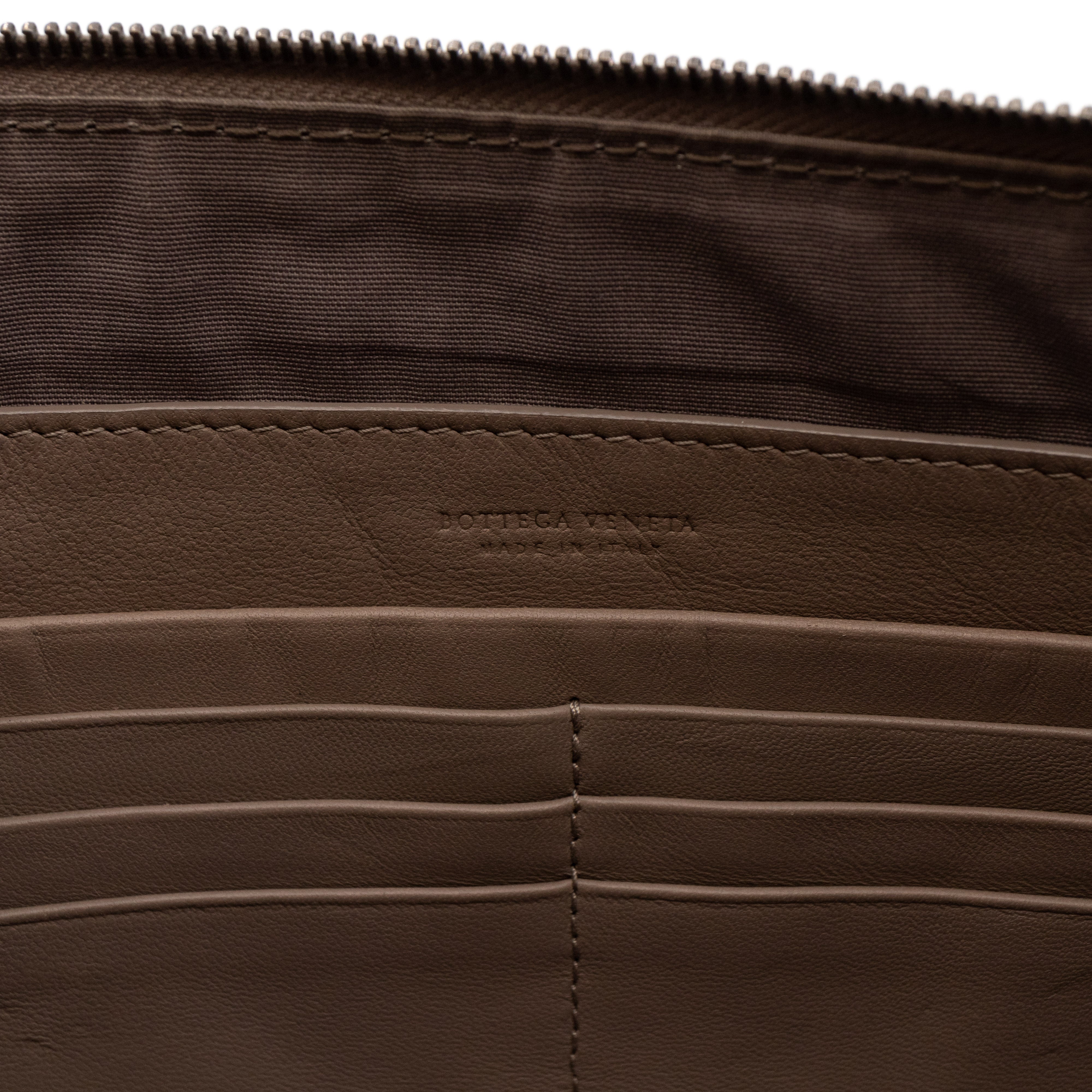 Medium Flat Pouch Intrecciato Greige Leather