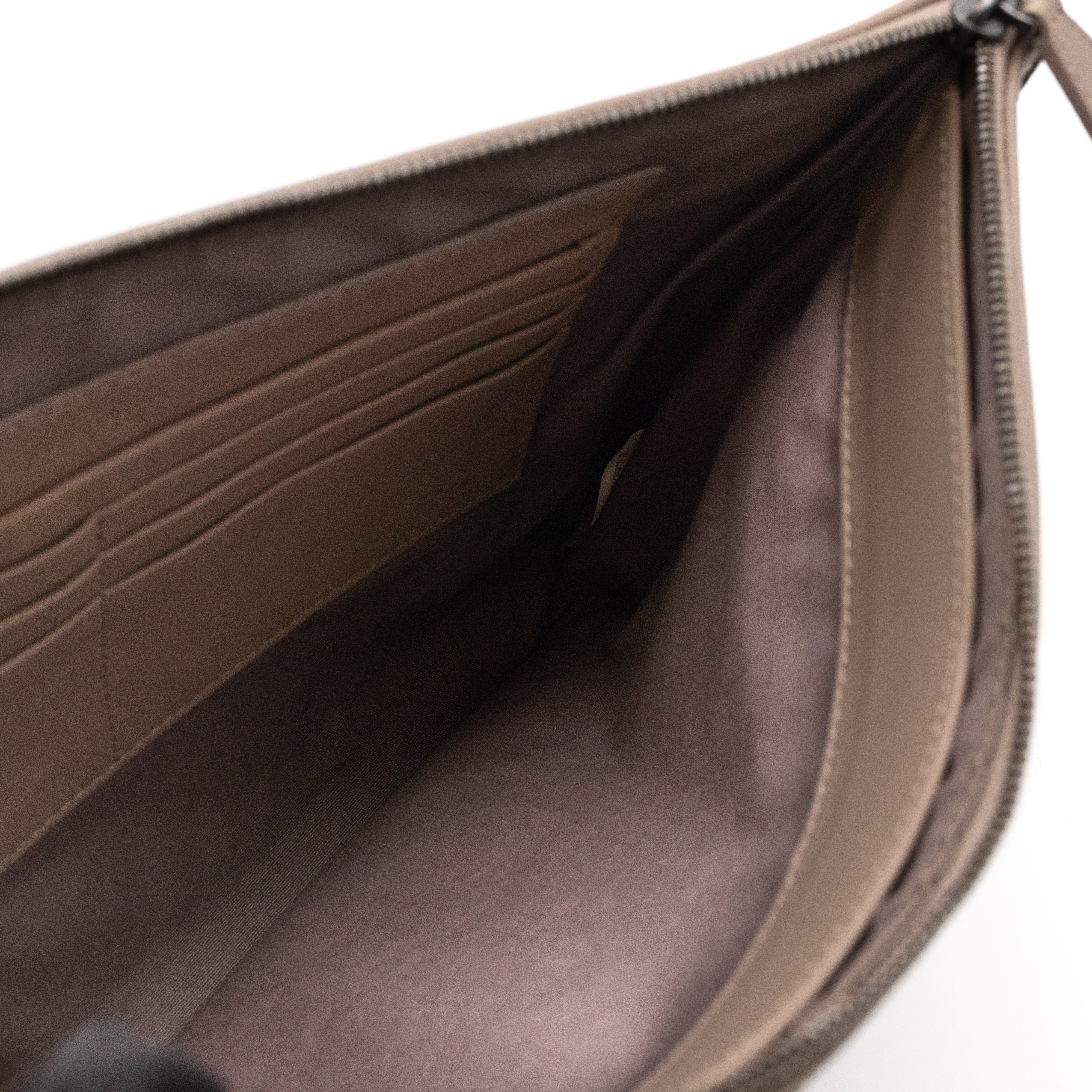 Medium Flat Pouch Intrecciato Greige Leather