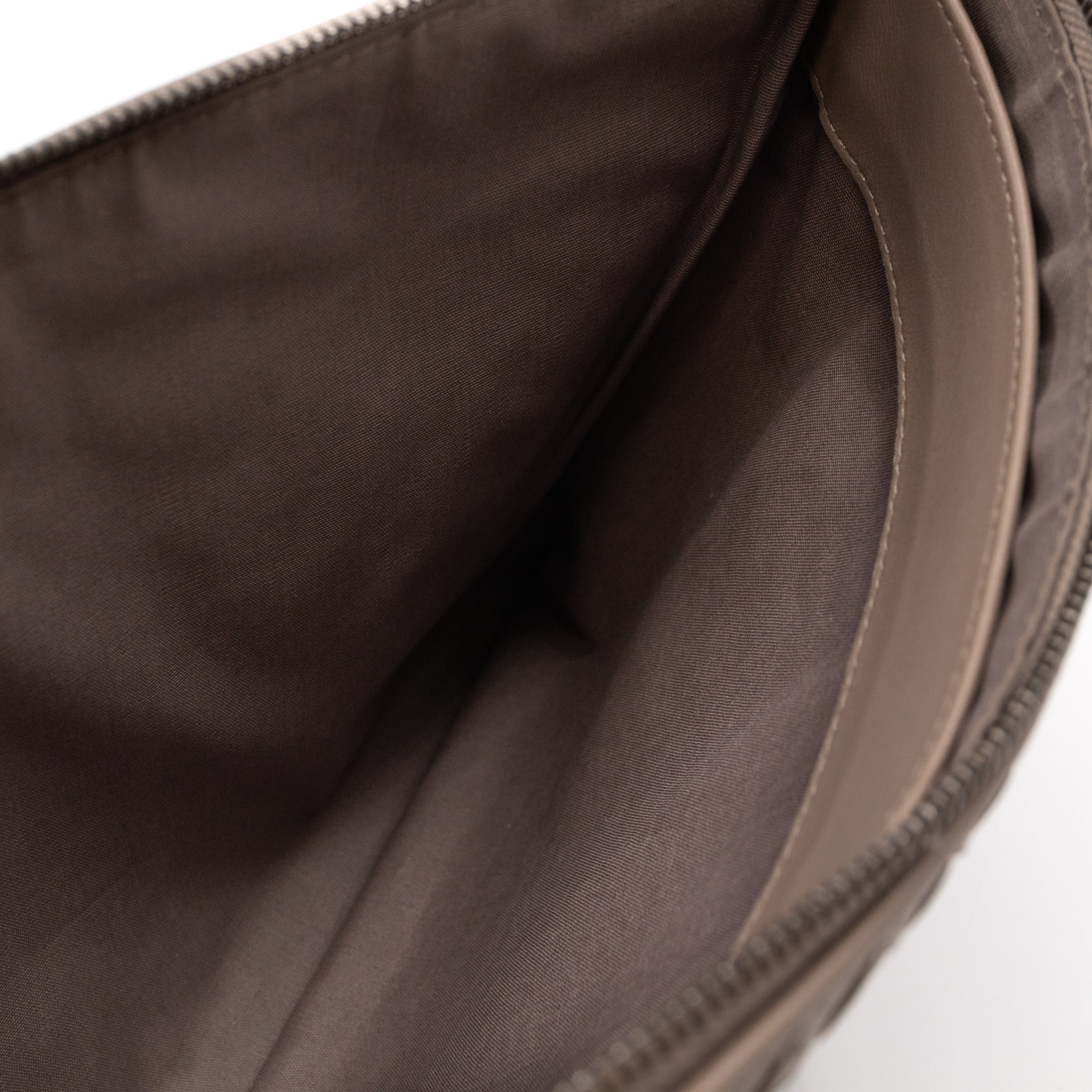 Medium Flat Pouch Intrecciato Greige Leather