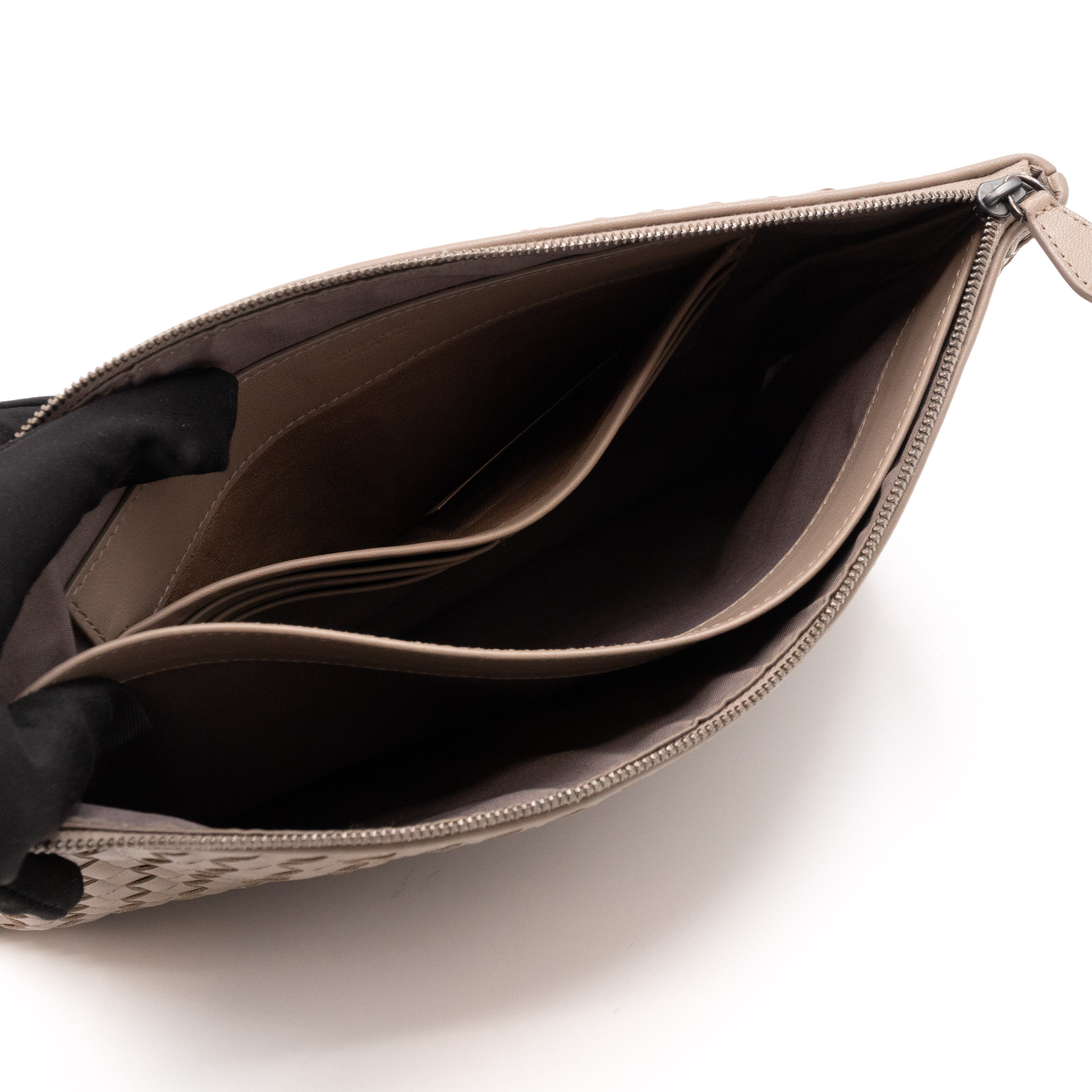 Medium Flat Pouch Intrecciato Greige Leather