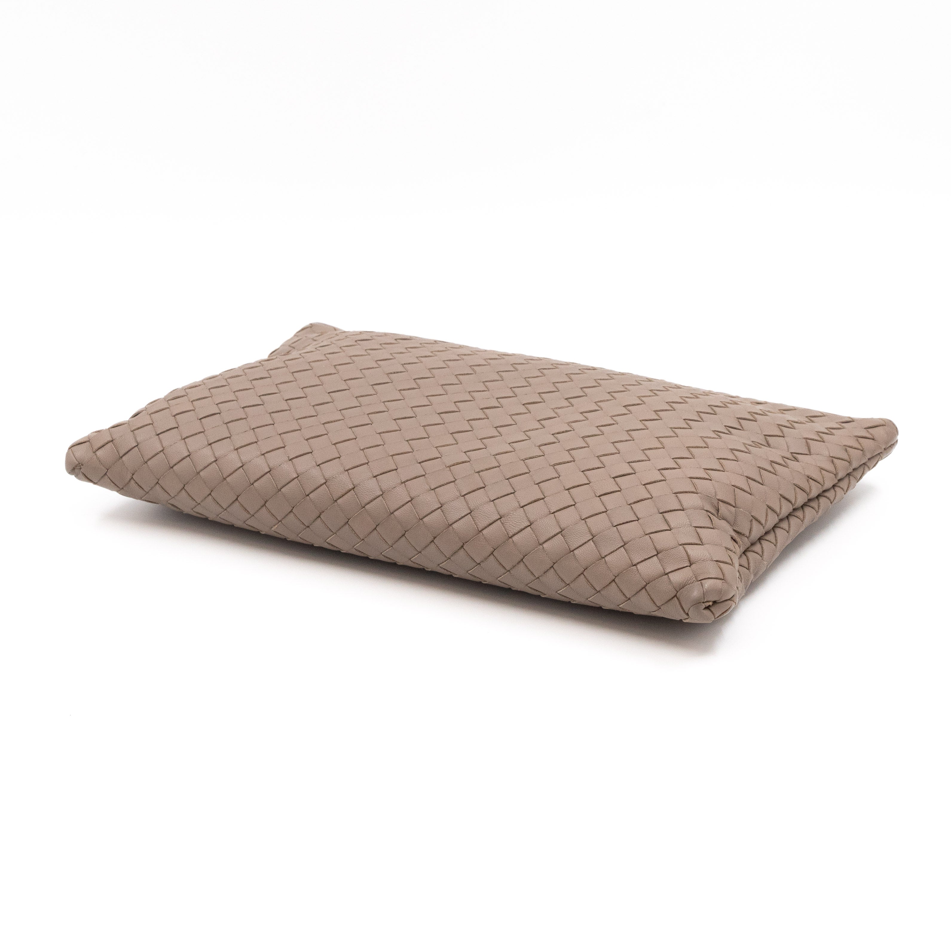 Medium Flat Pouch Intrecciato Greige Leather