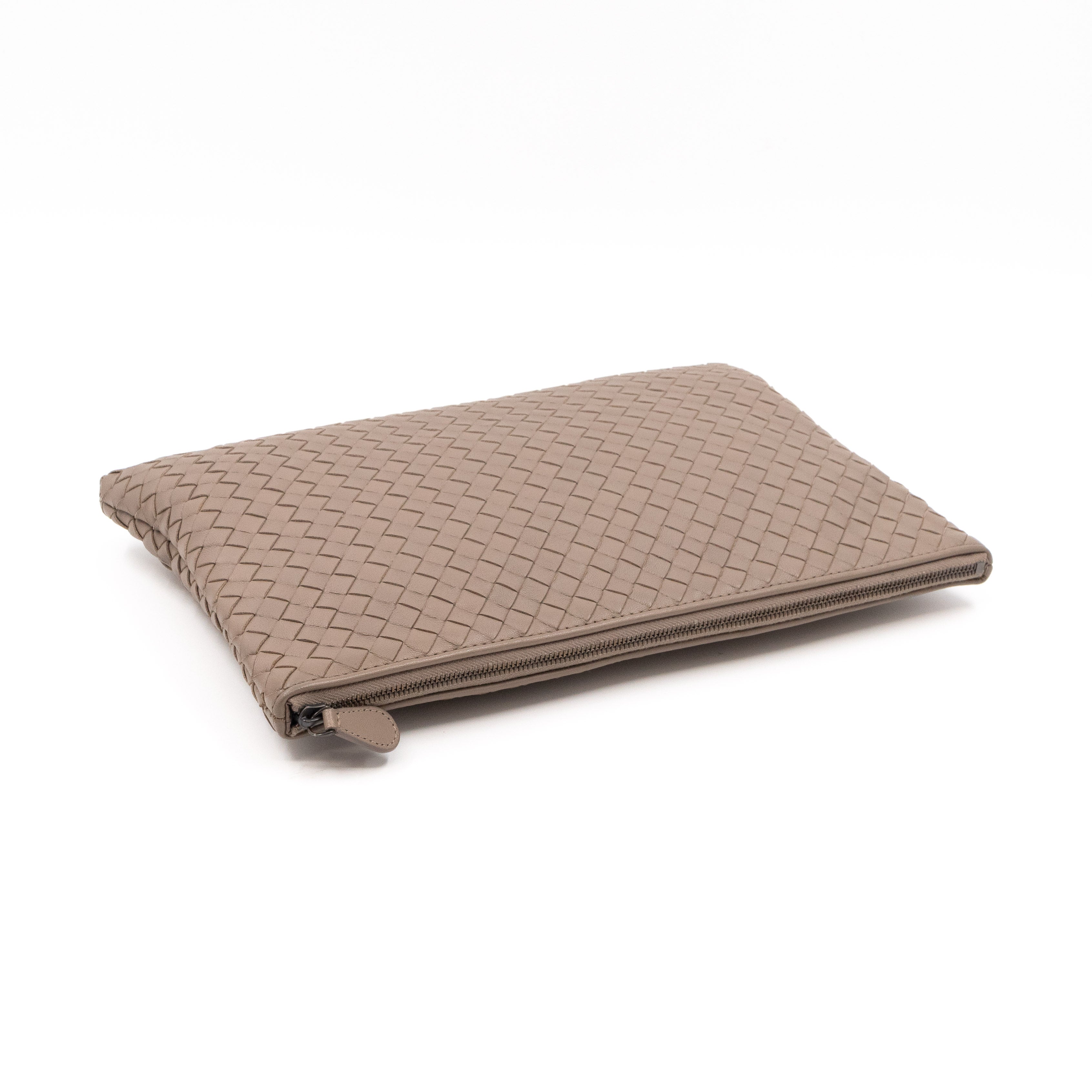 Medium Flat Pouch Intrecciato Greige Leather