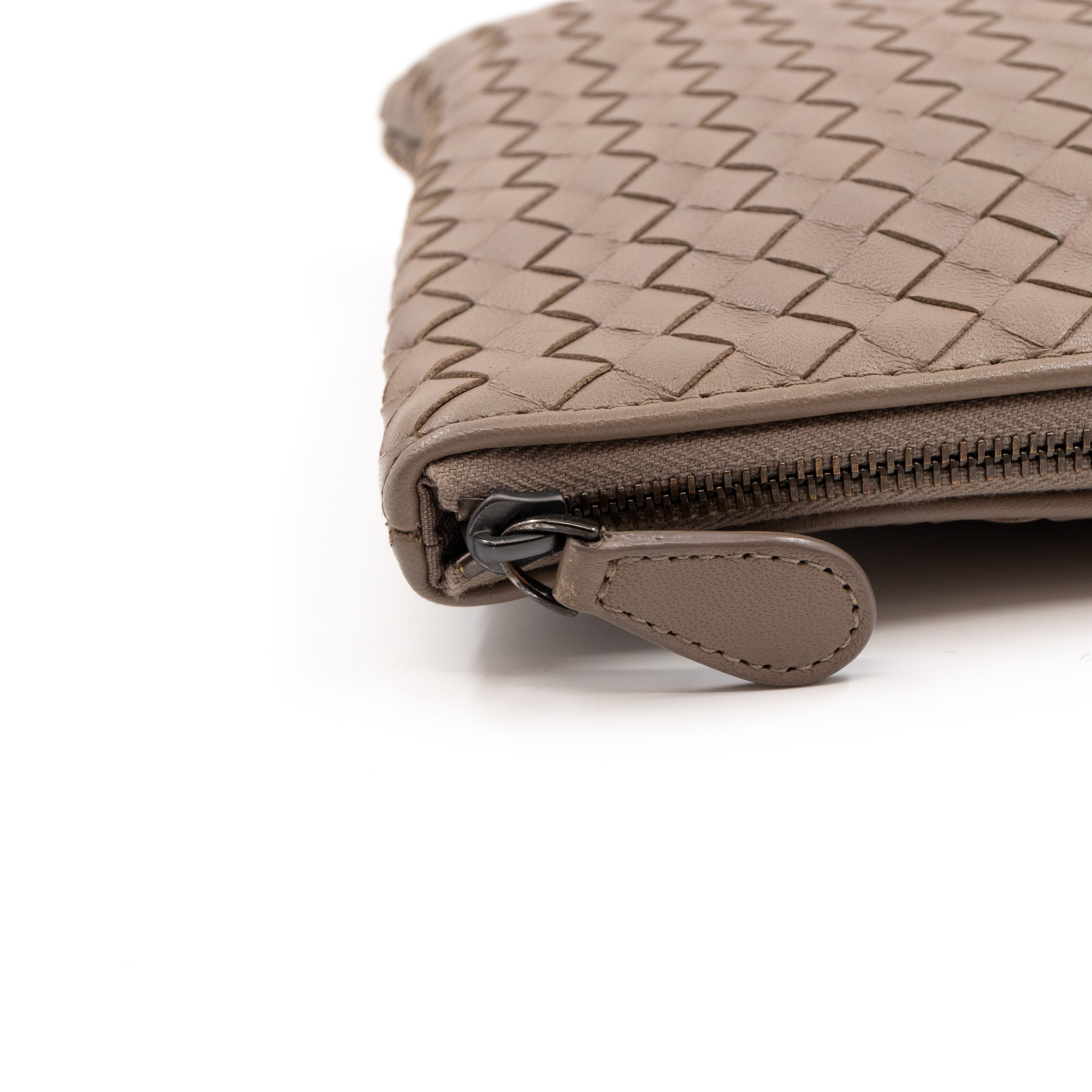 Medium Flat Pouch Intrecciato Greige Leather
