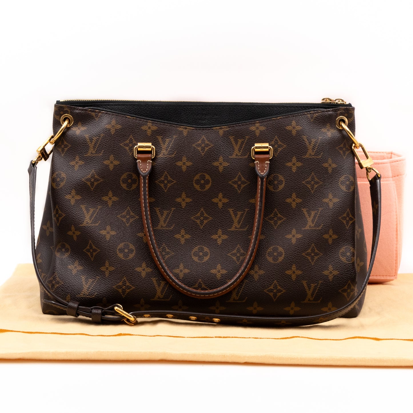 Pallas Monogram Black