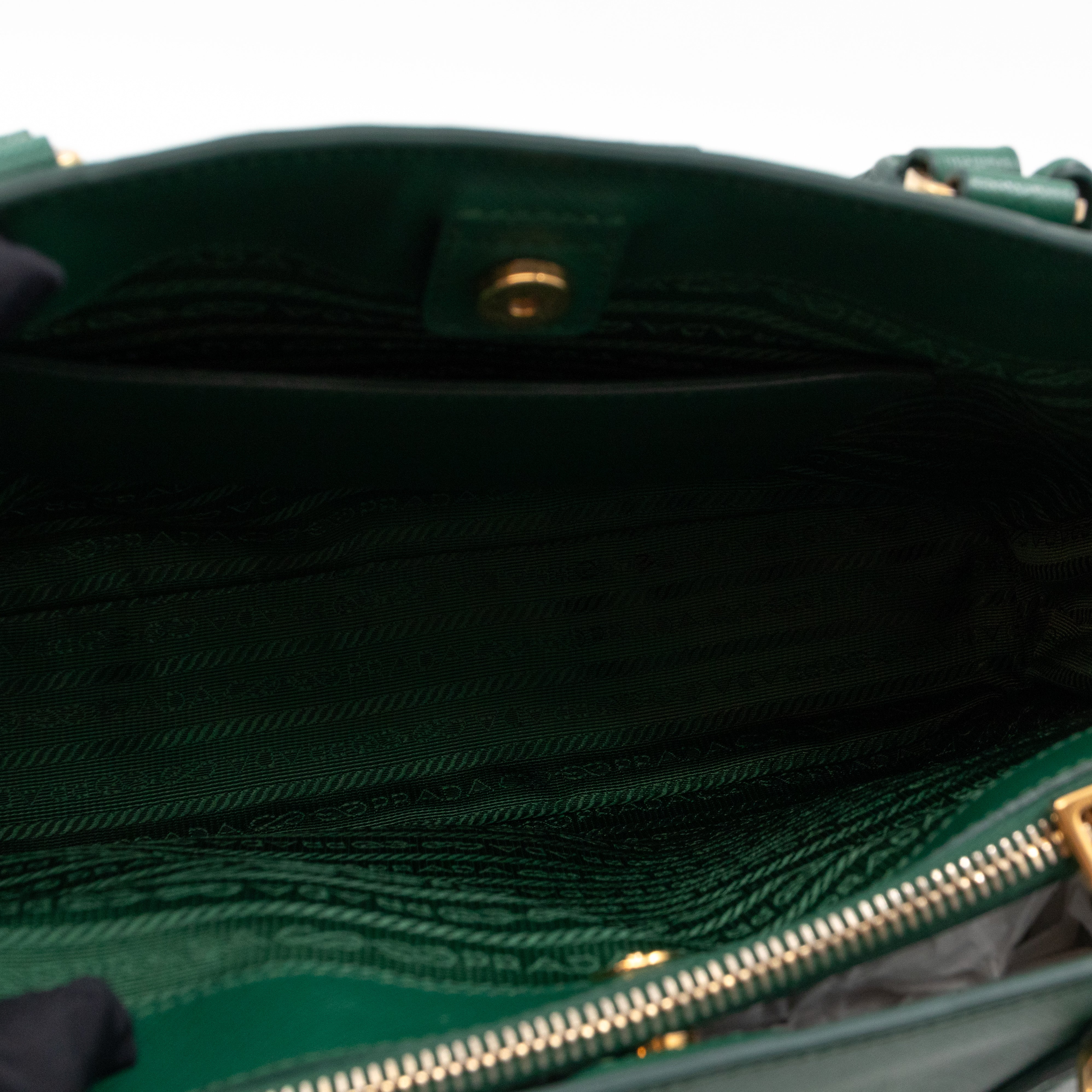 Galleria Medium Single Zip Green Saffiano