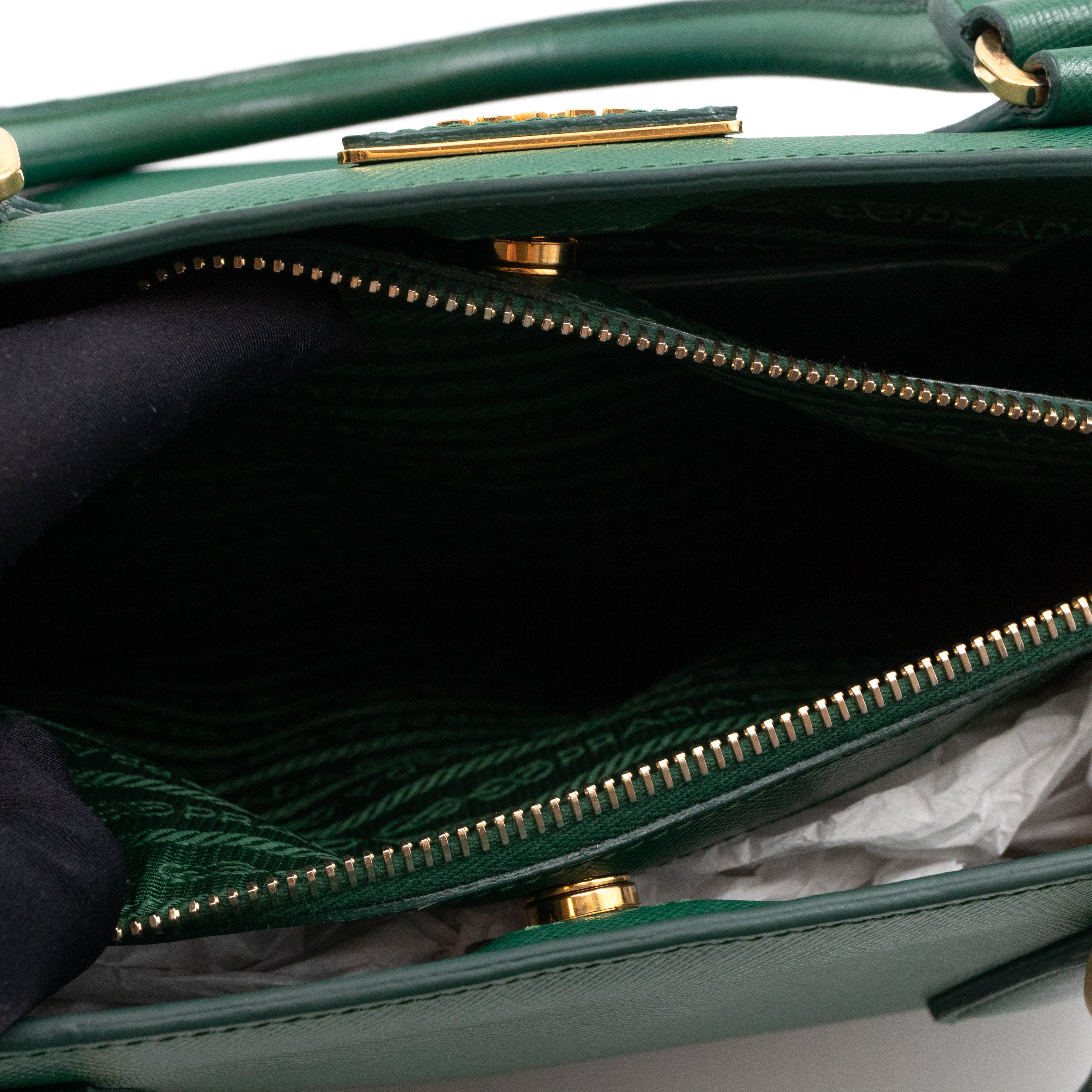 Galleria Medium Single Zip Green Saffiano