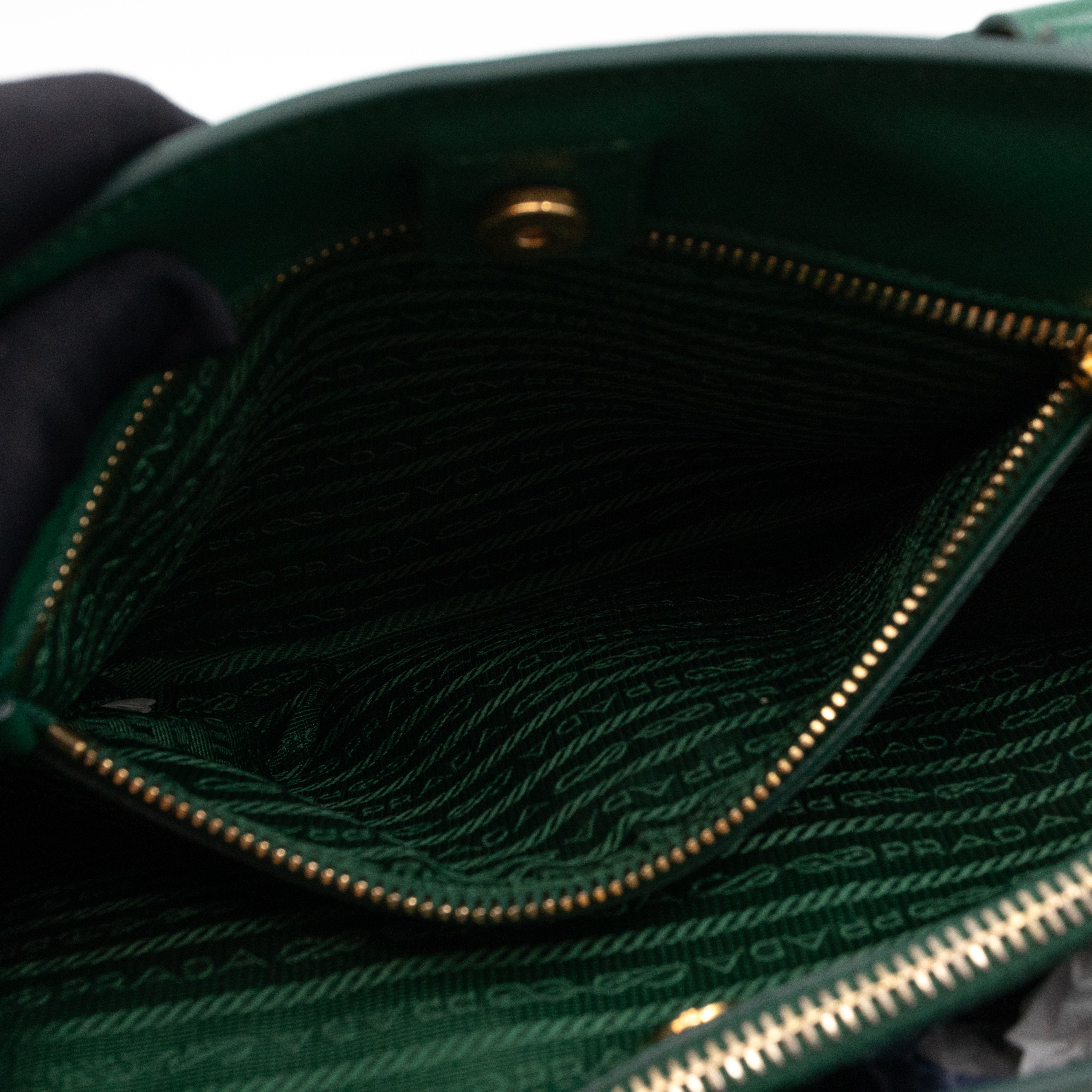 Galleria Medium Single Zip Green Saffiano
