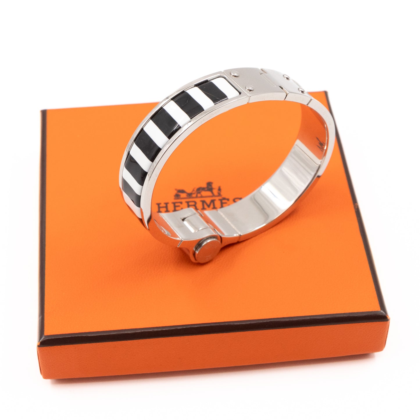 Enamel Hinged Bracelet Positif Negatif