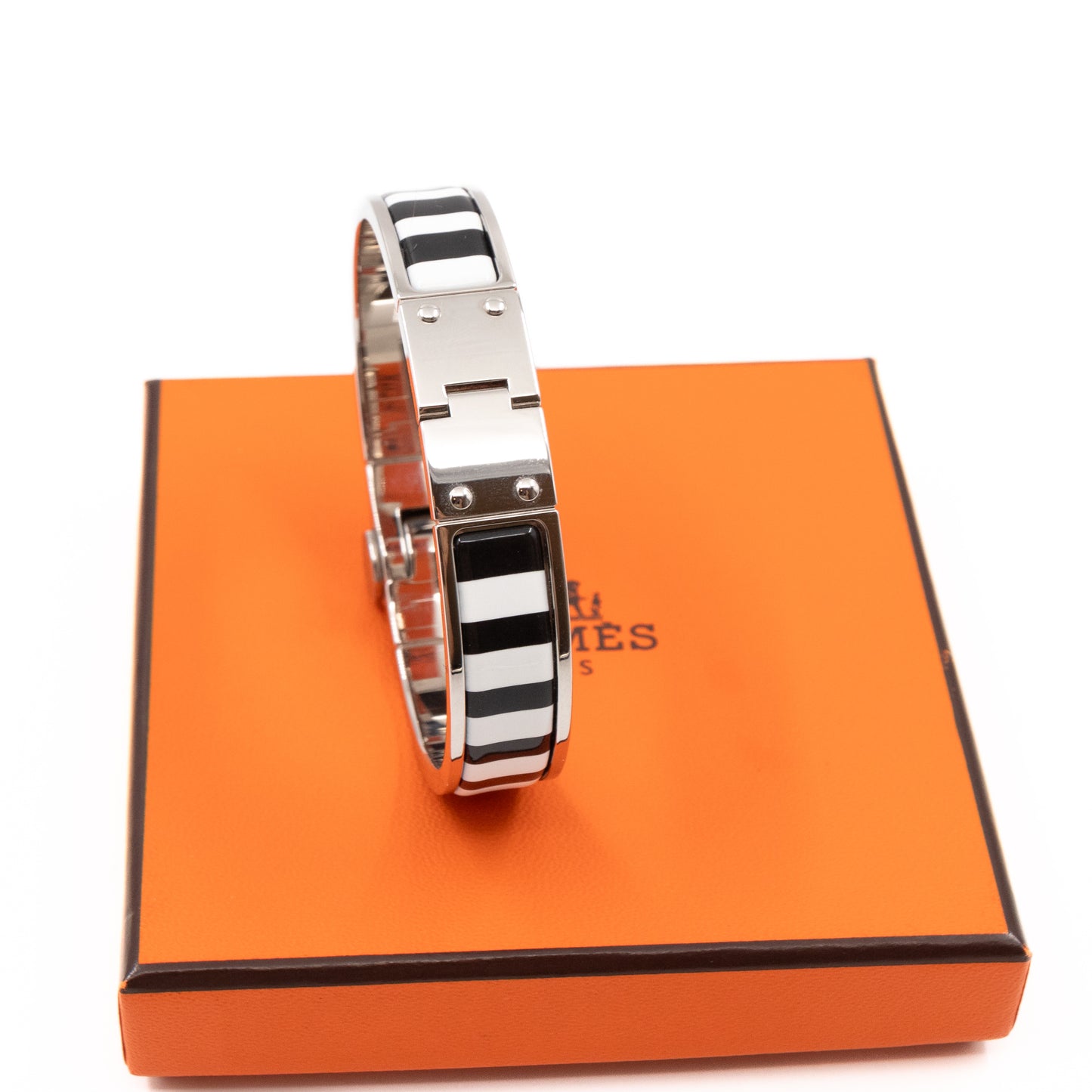 Enamel Hinged Bracelet Positif Negatif