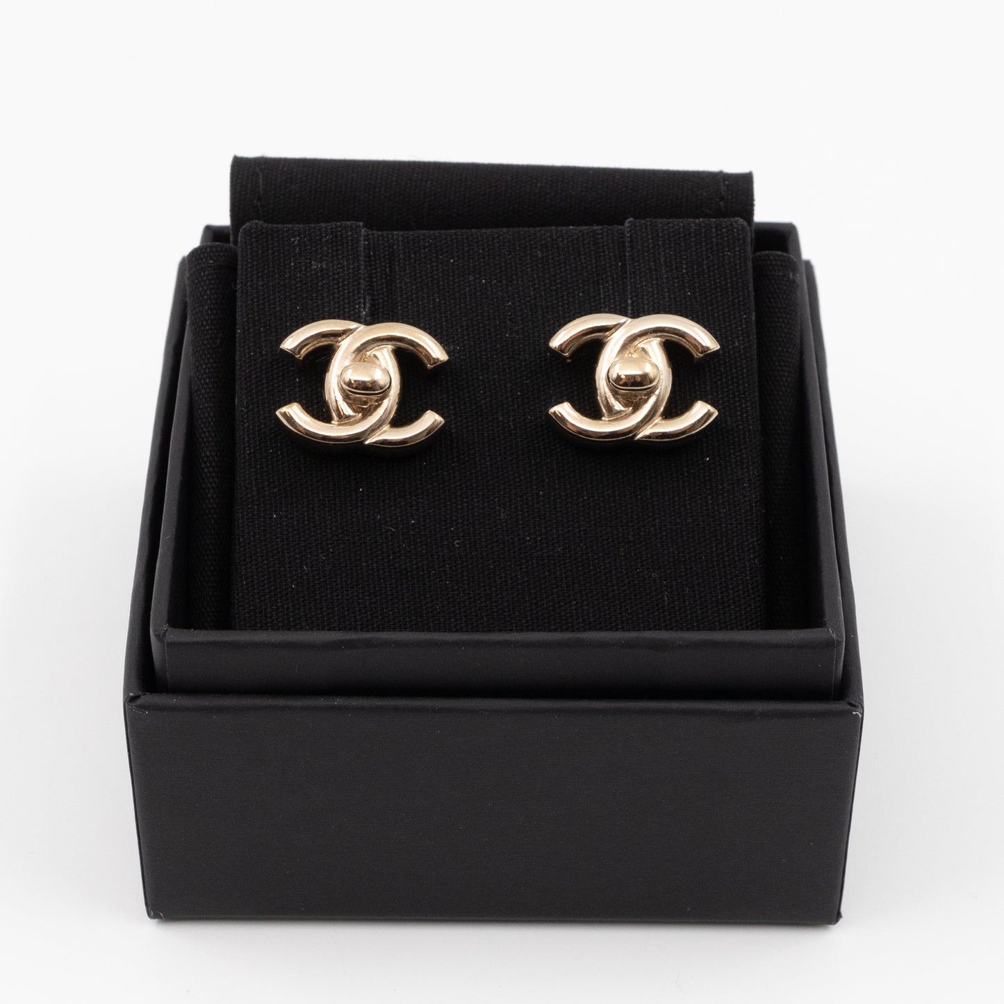 CC Turn-Lock Earrings Light Gold