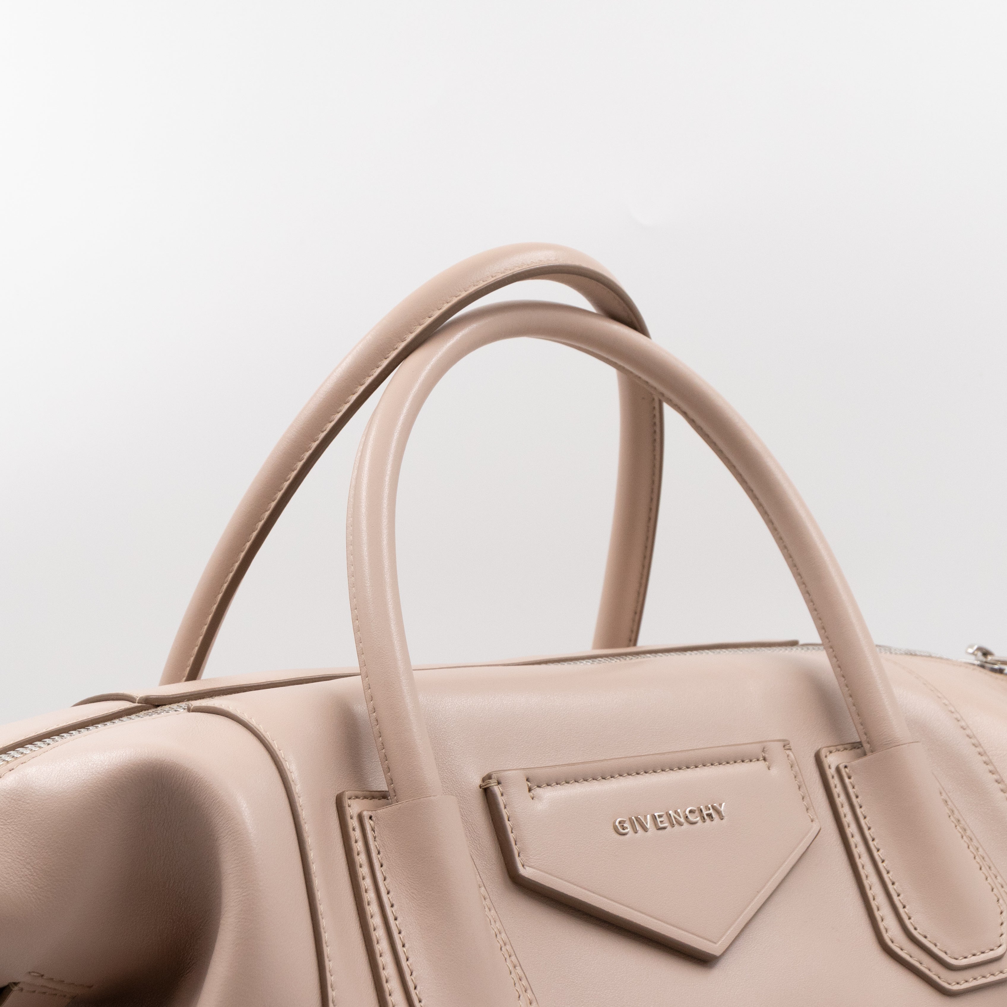 Antigona Soft Bag Medium Dune Leather