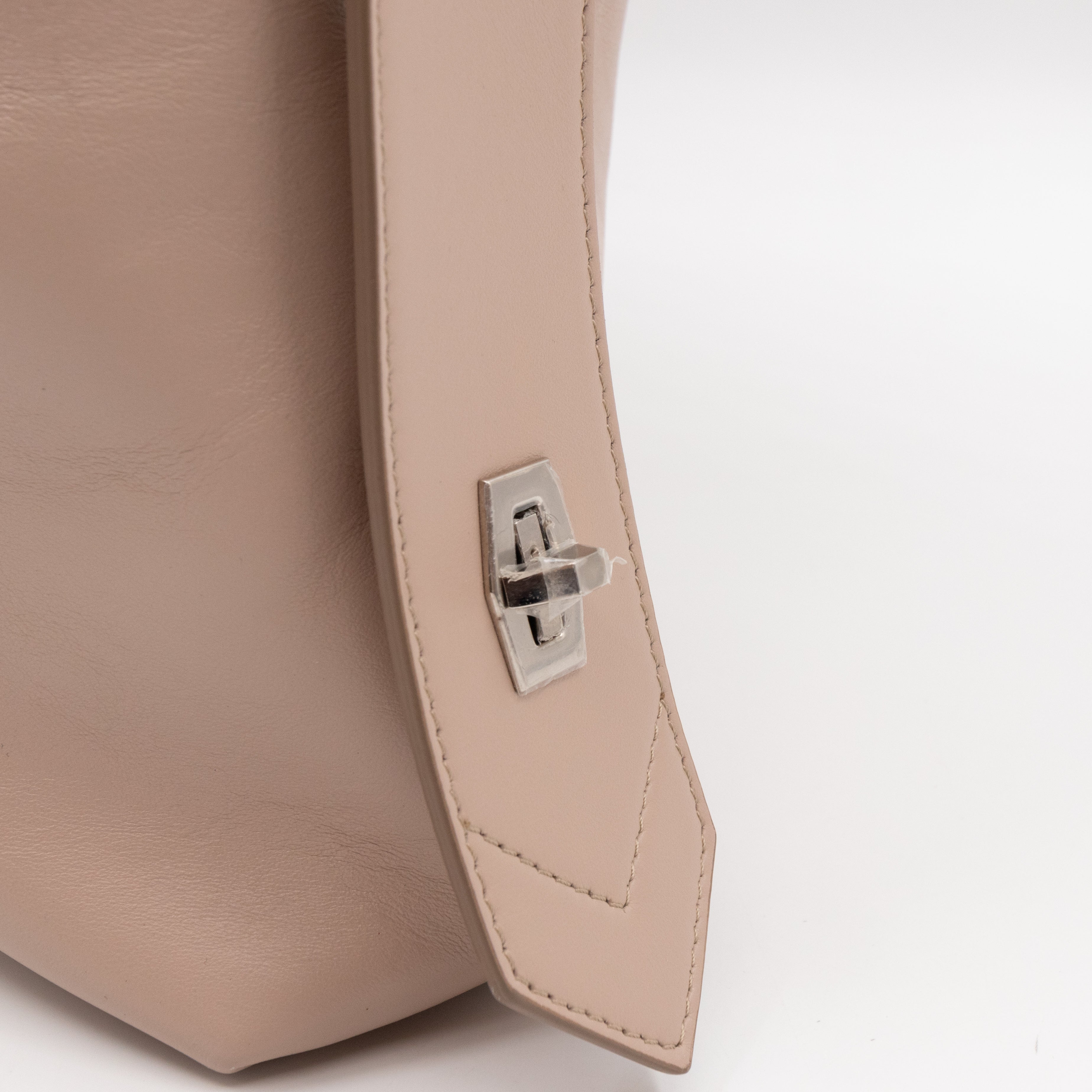 Antigona Soft Bag Medium Dune Leather