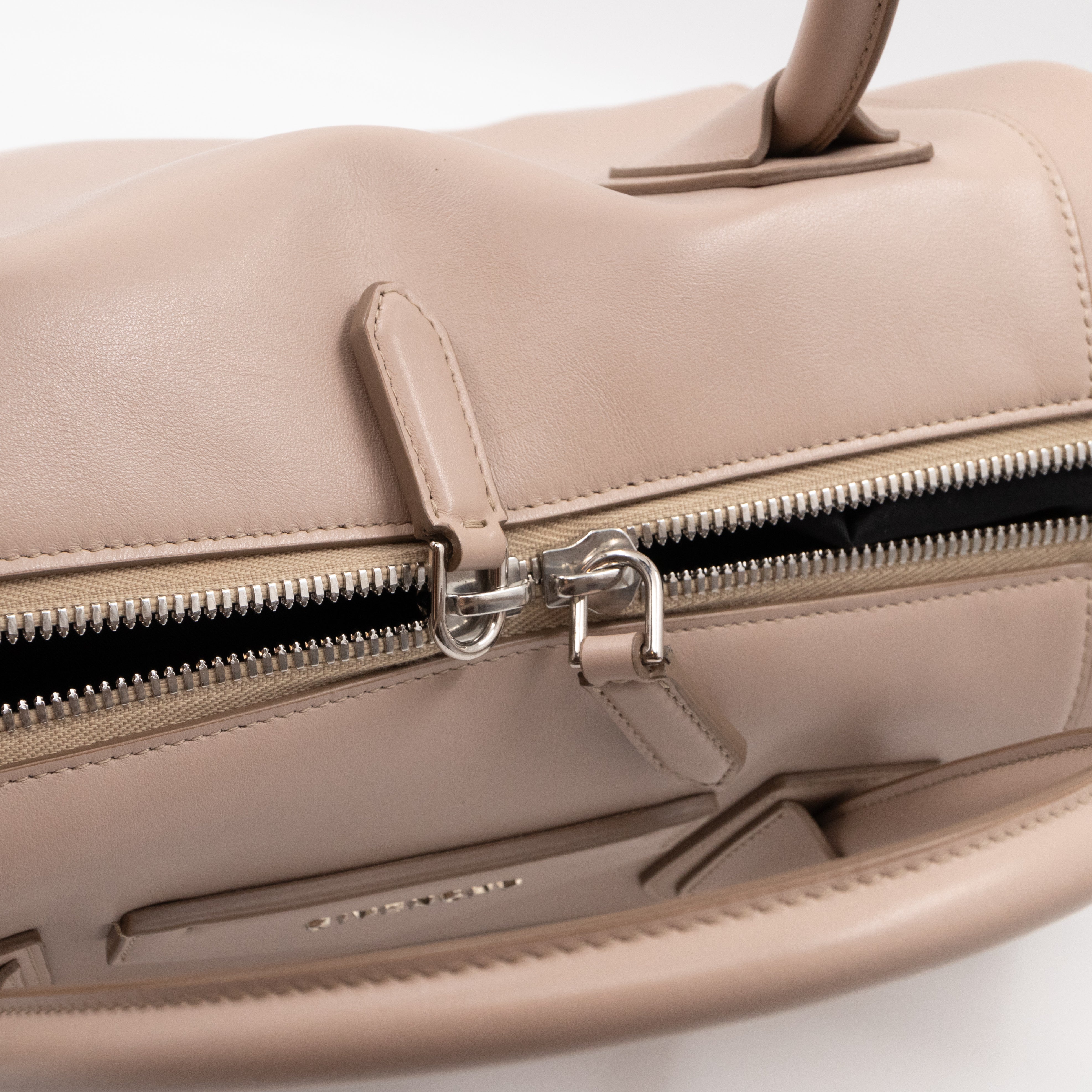 Antigona Soft Bag Medium Dune Leather