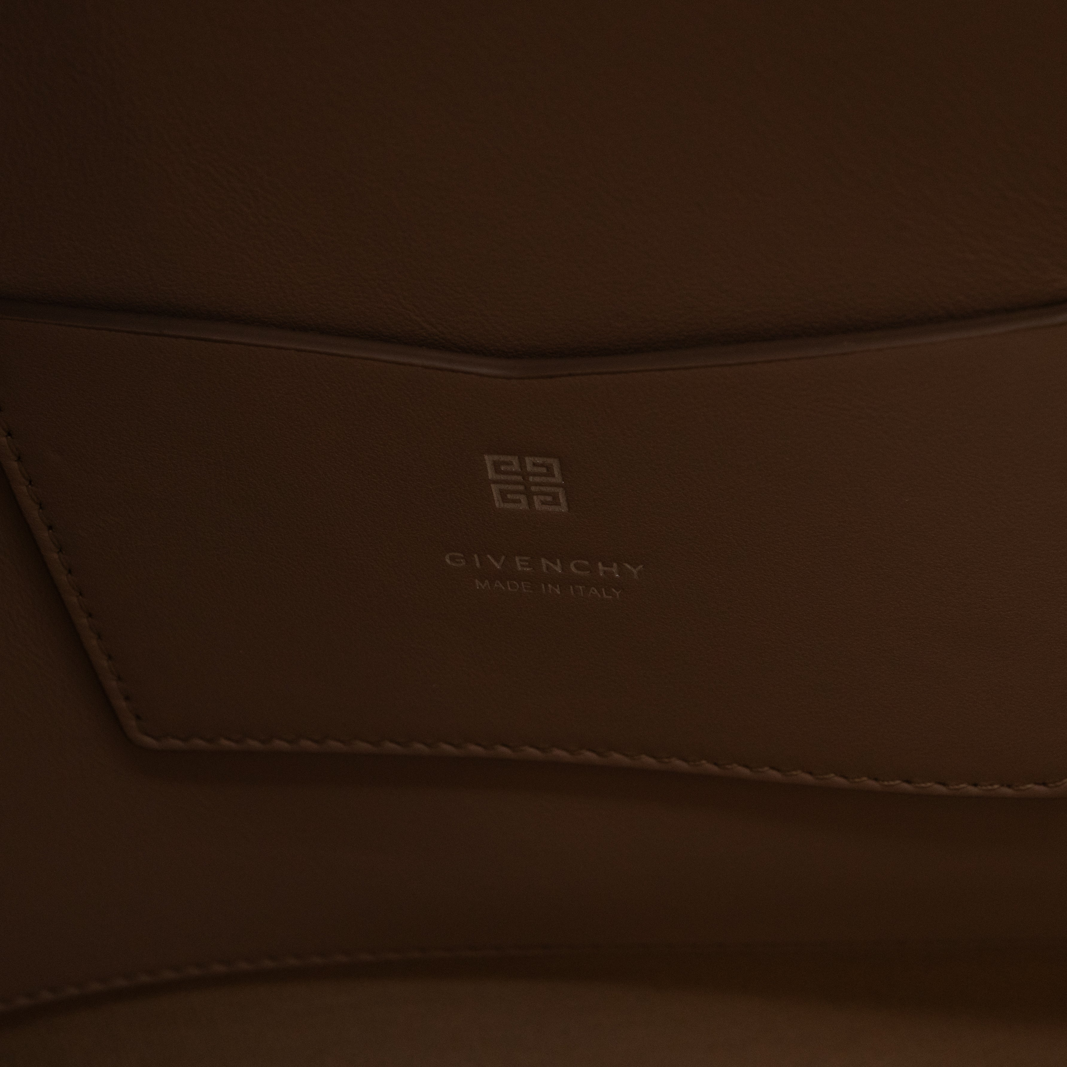 Antigona Soft Bag Medium Dune Leather