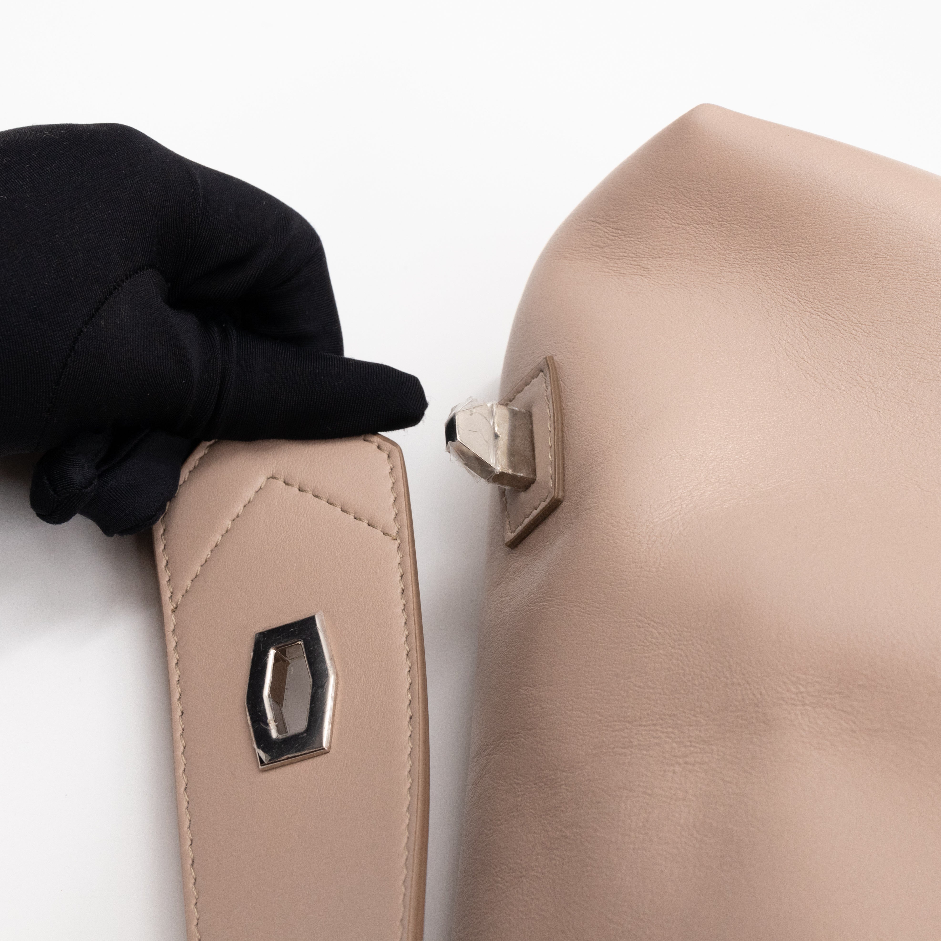 Antigona Soft Bag Medium Dune Leather