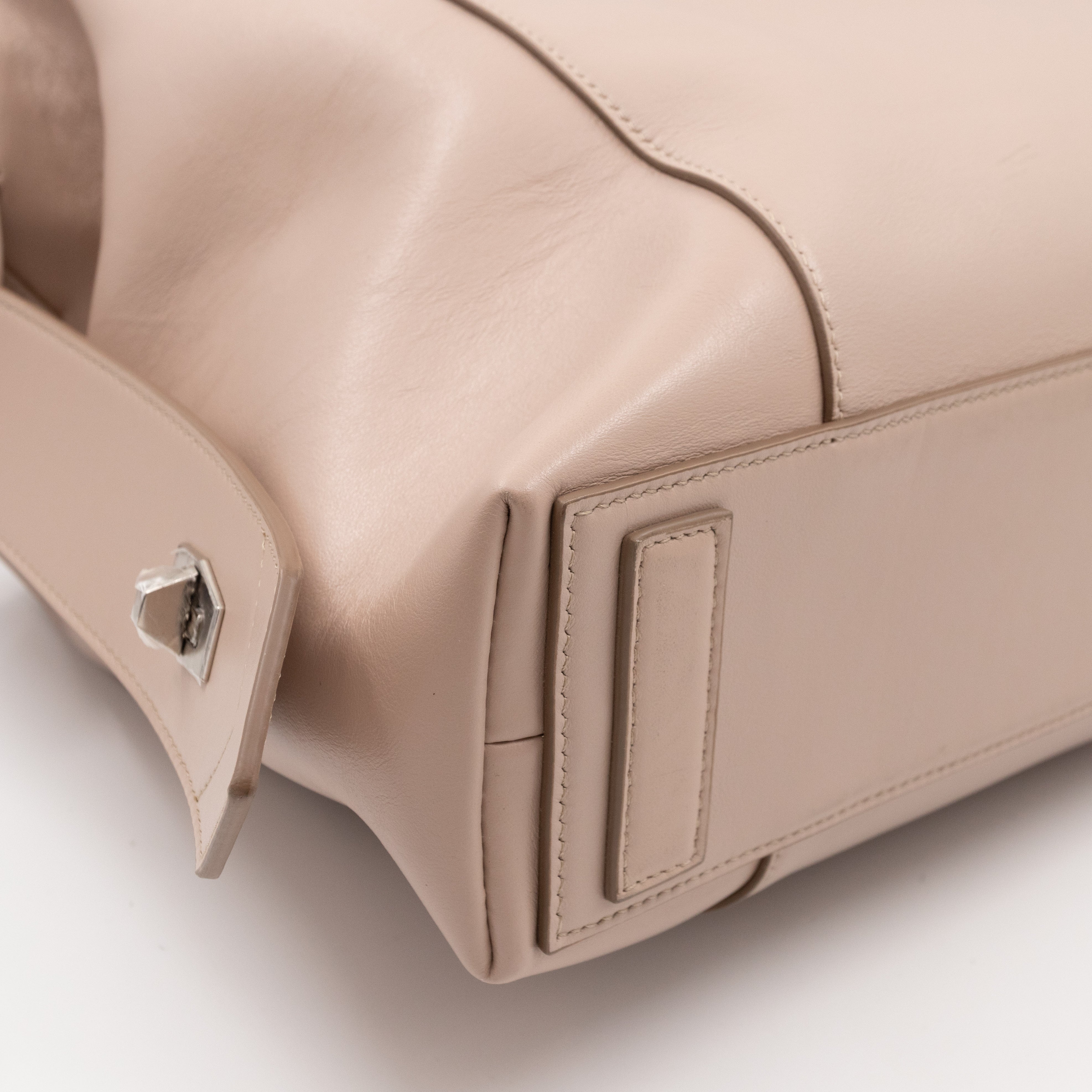 Antigona Soft Bag Medium Dune Leather