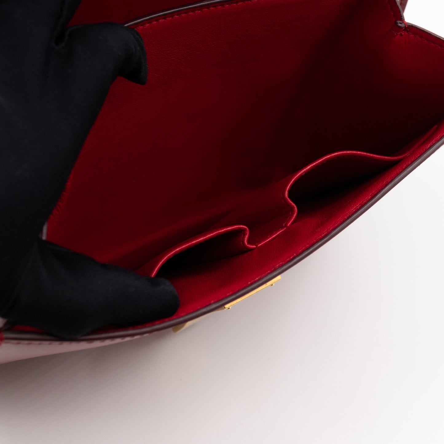 Classic Box Medium Rouge Leather