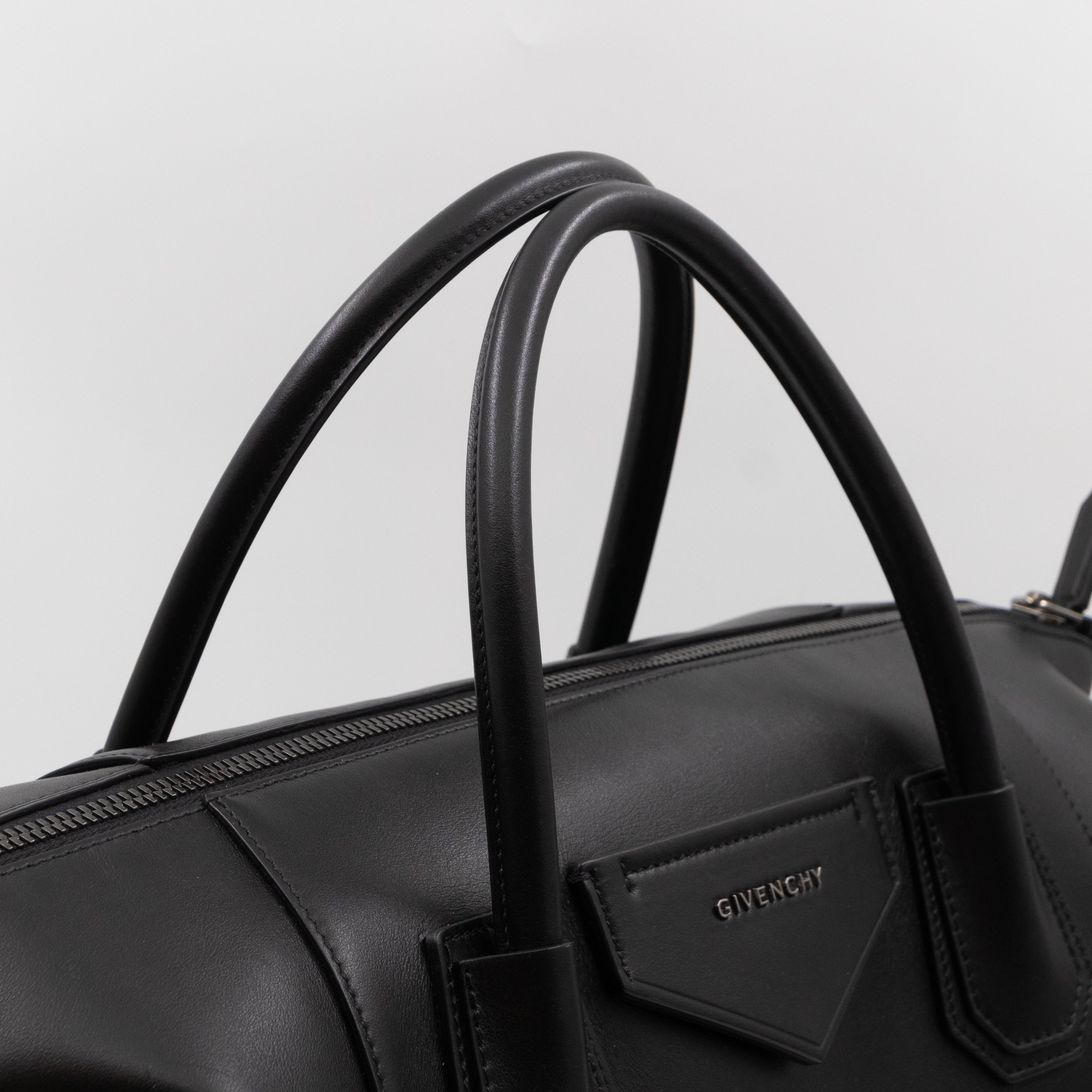 Antigona Soft Bag Medium Black Leather