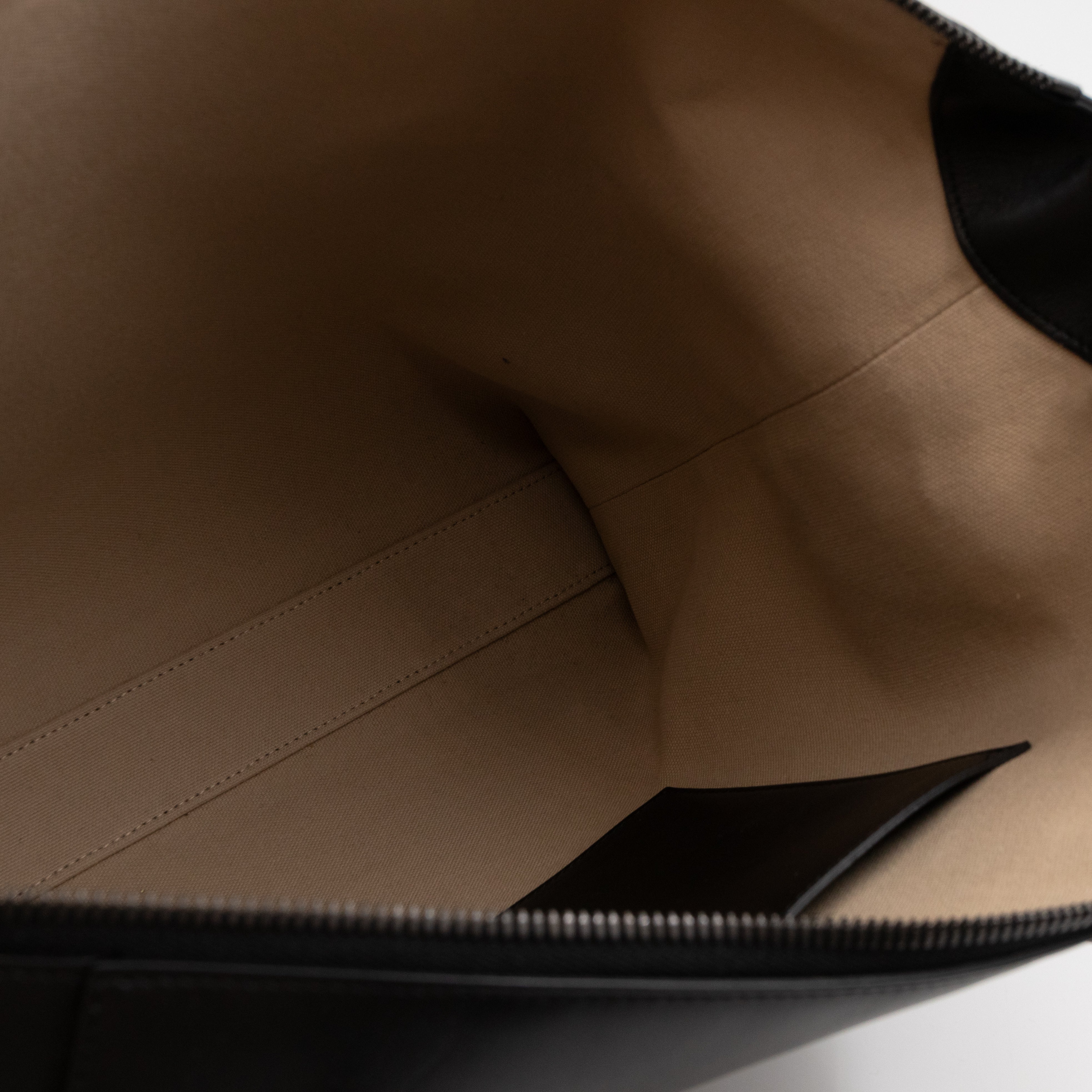 Antigona Soft Bag Medium Black Leather