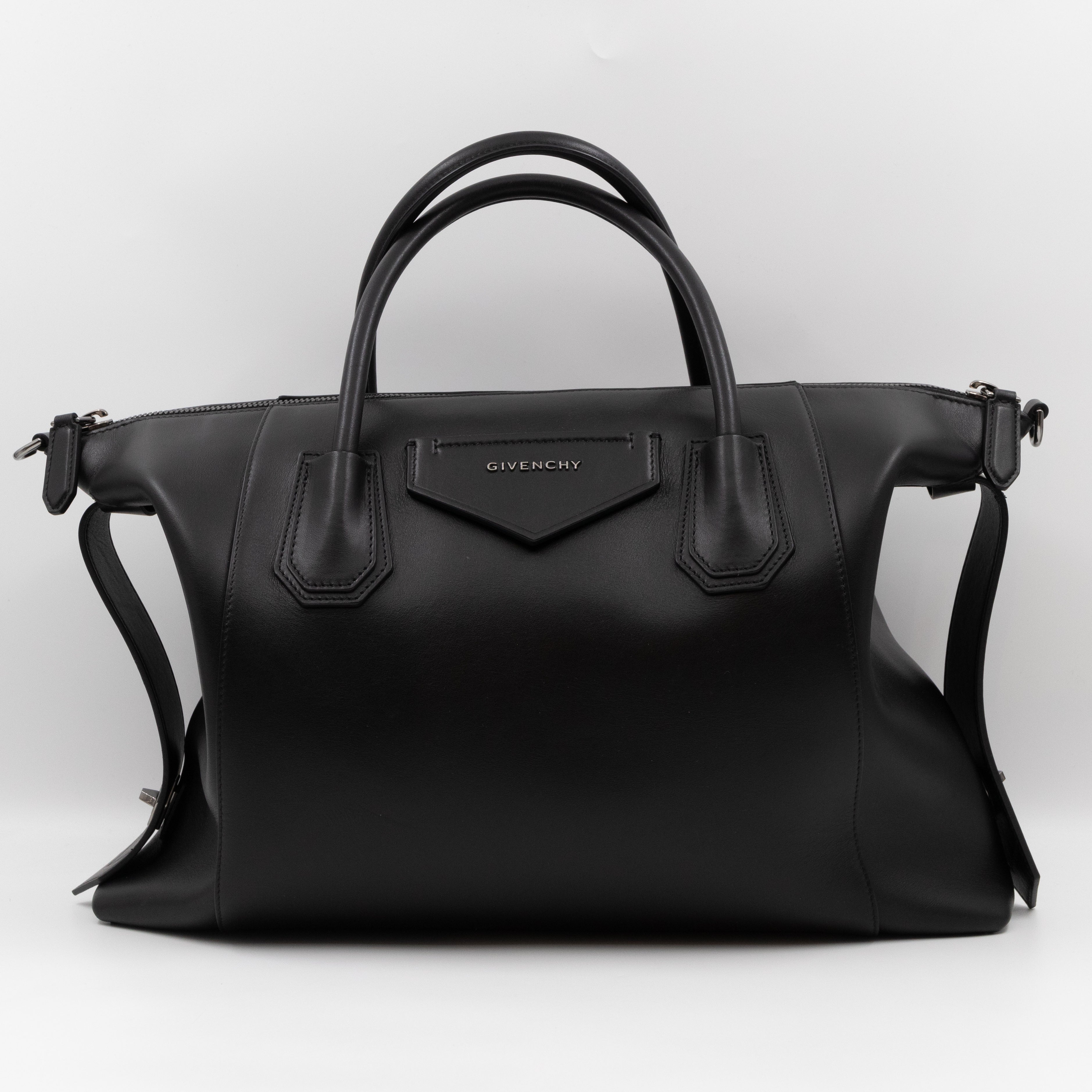 Antigona Soft Bag Medium Black Leather