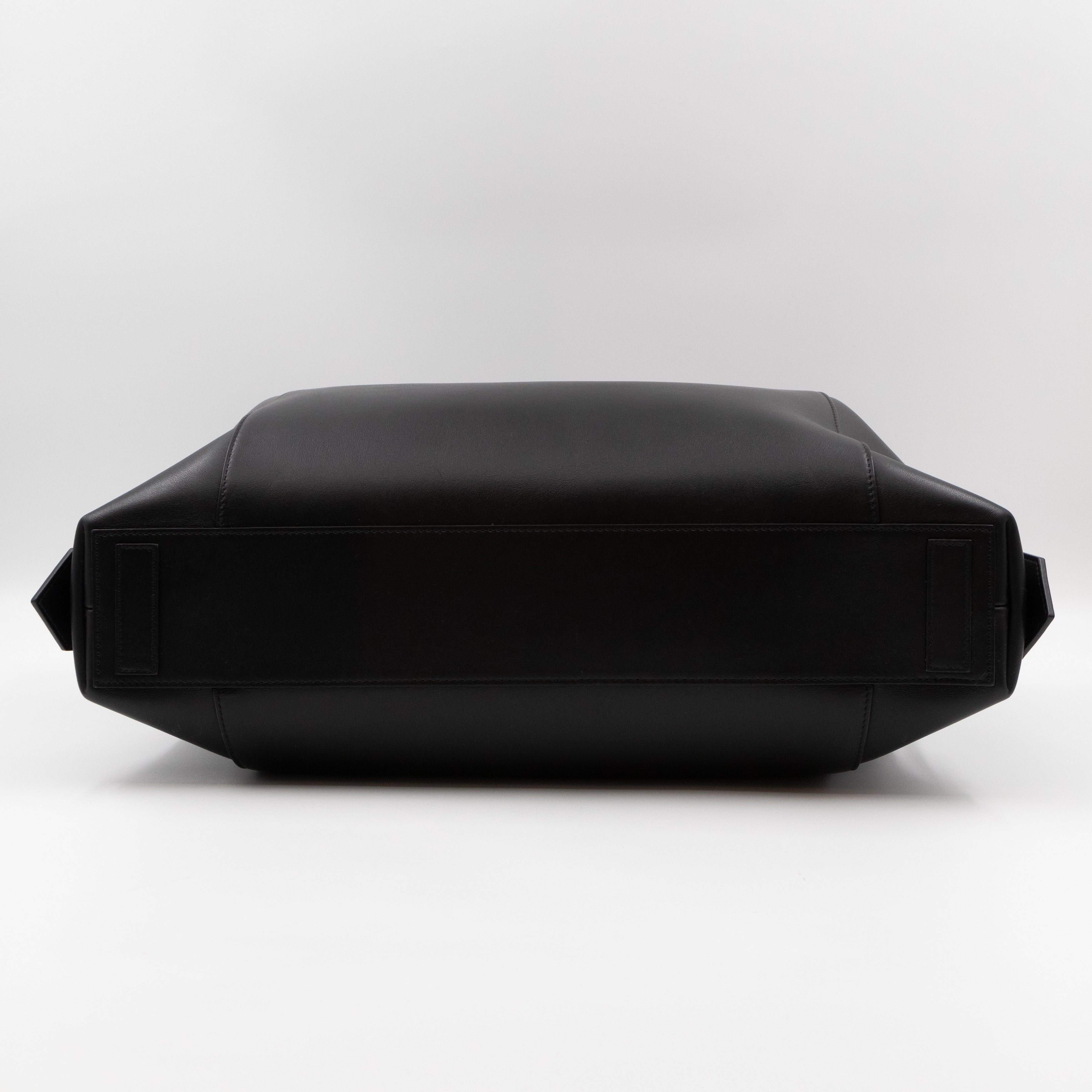 Antigona Soft Bag Medium Black Leather
