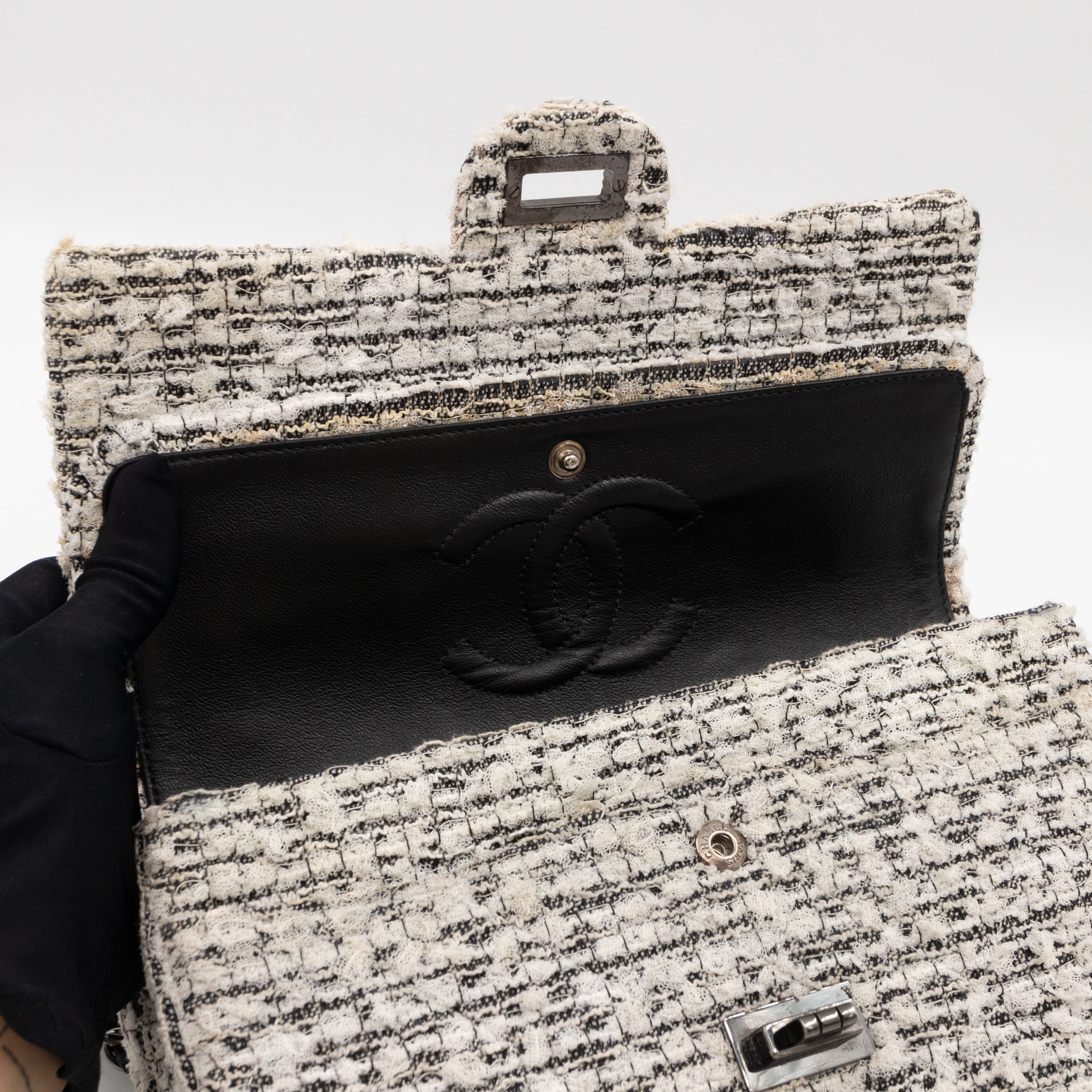 Gardens Charms 2.55 Reissue Flap Bag White Black Tweed