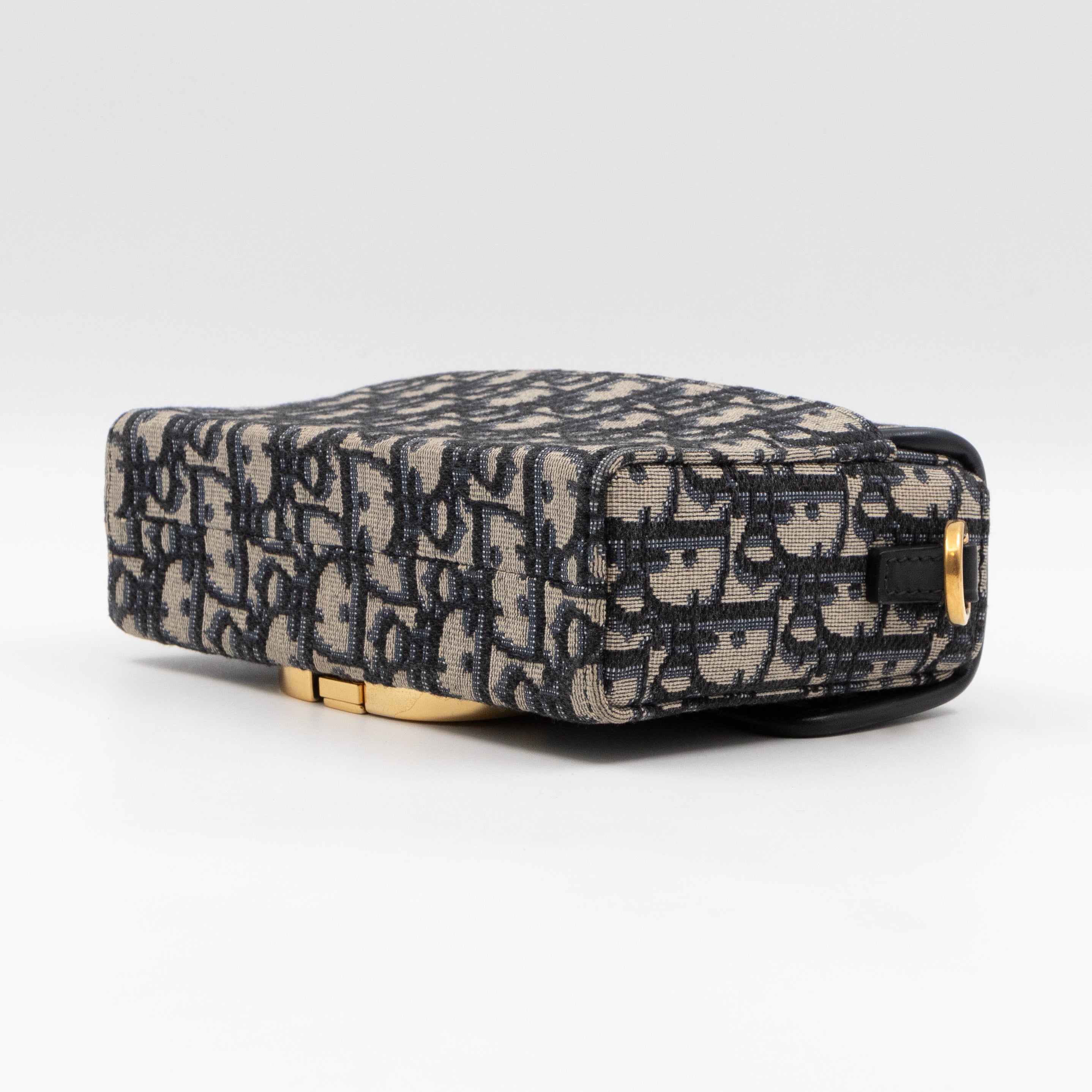 Box 30 Montaigne Blue Oblique