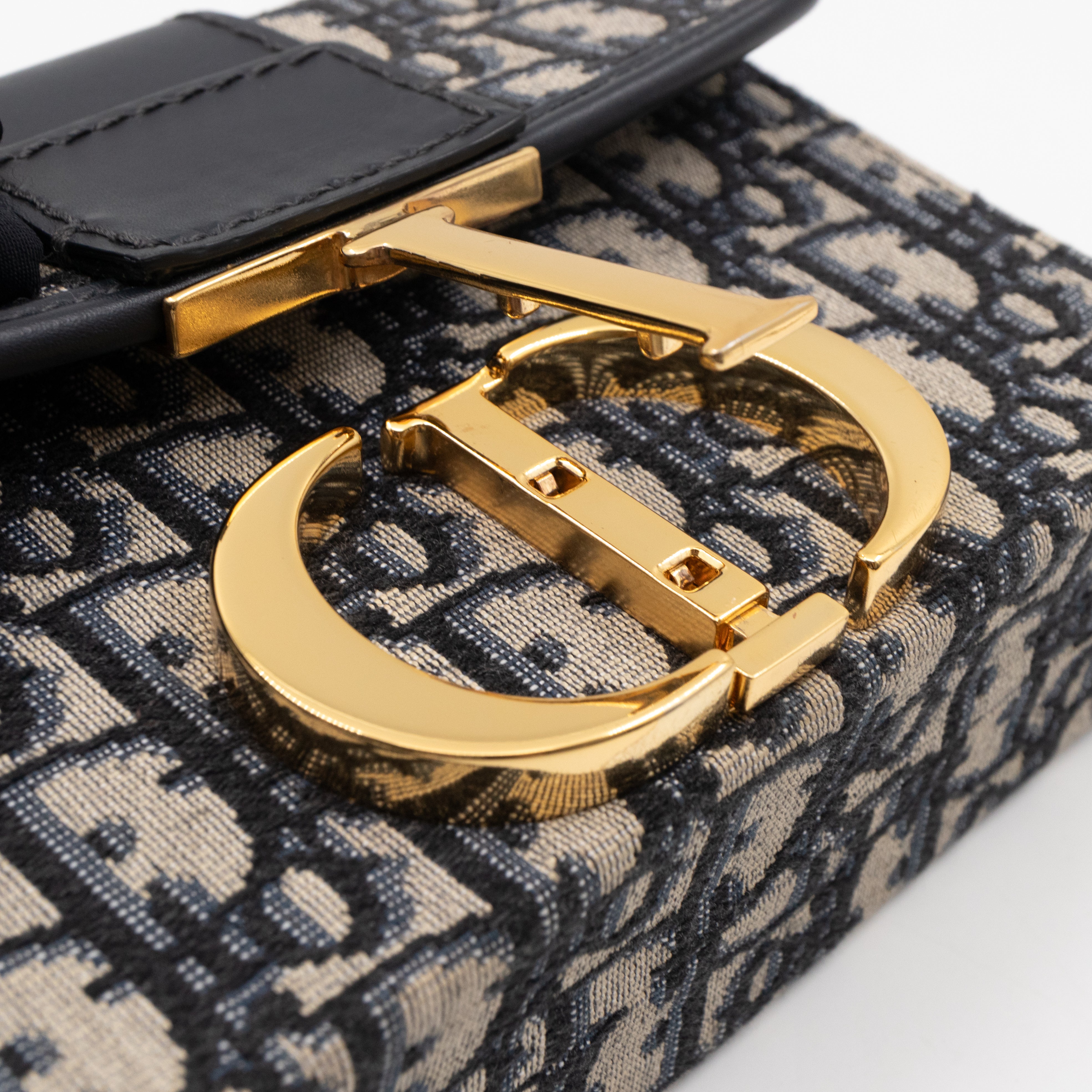 Box 30 Montaigne Blue Oblique