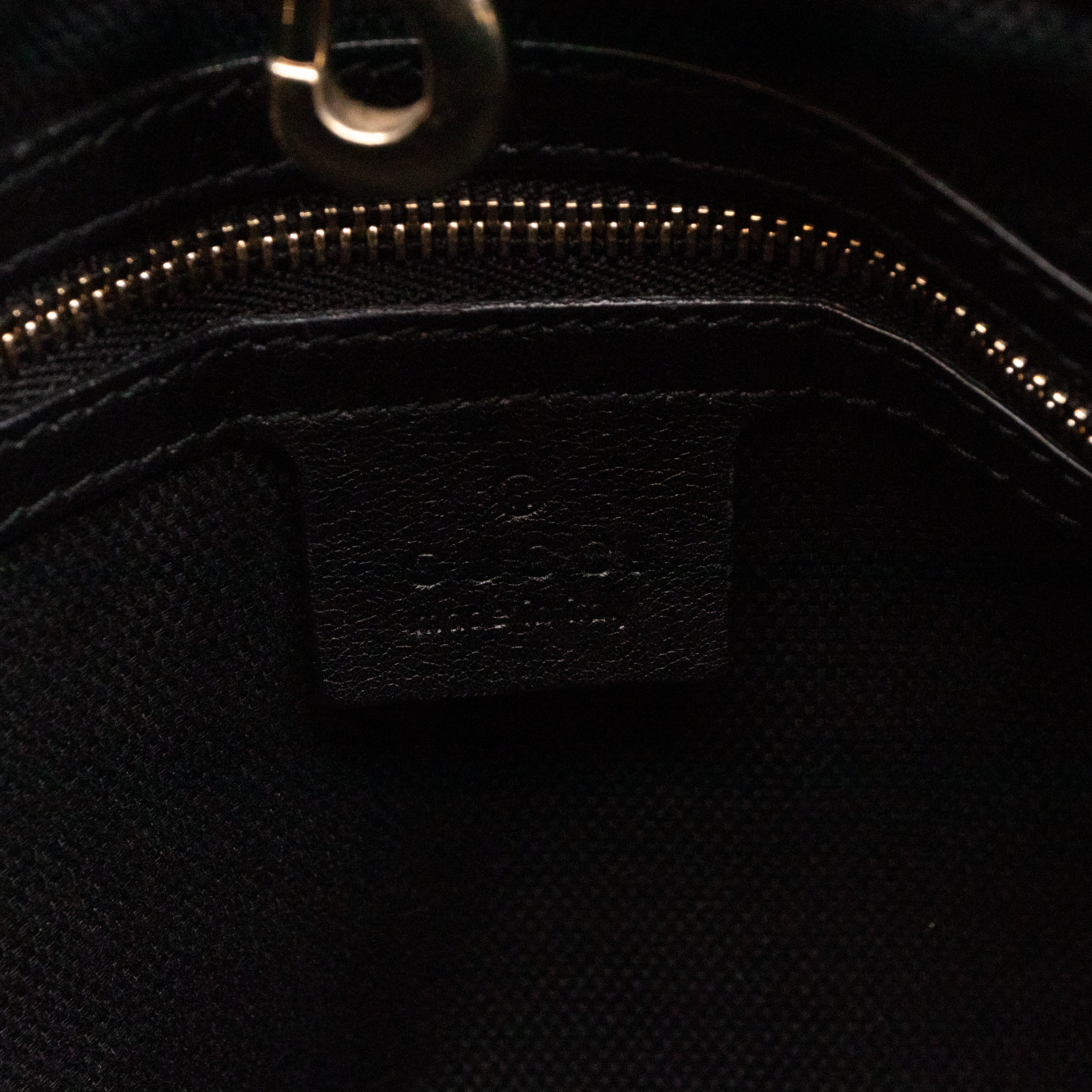 Soho Tassel Chain Tote Crumpled Black Patent Leather