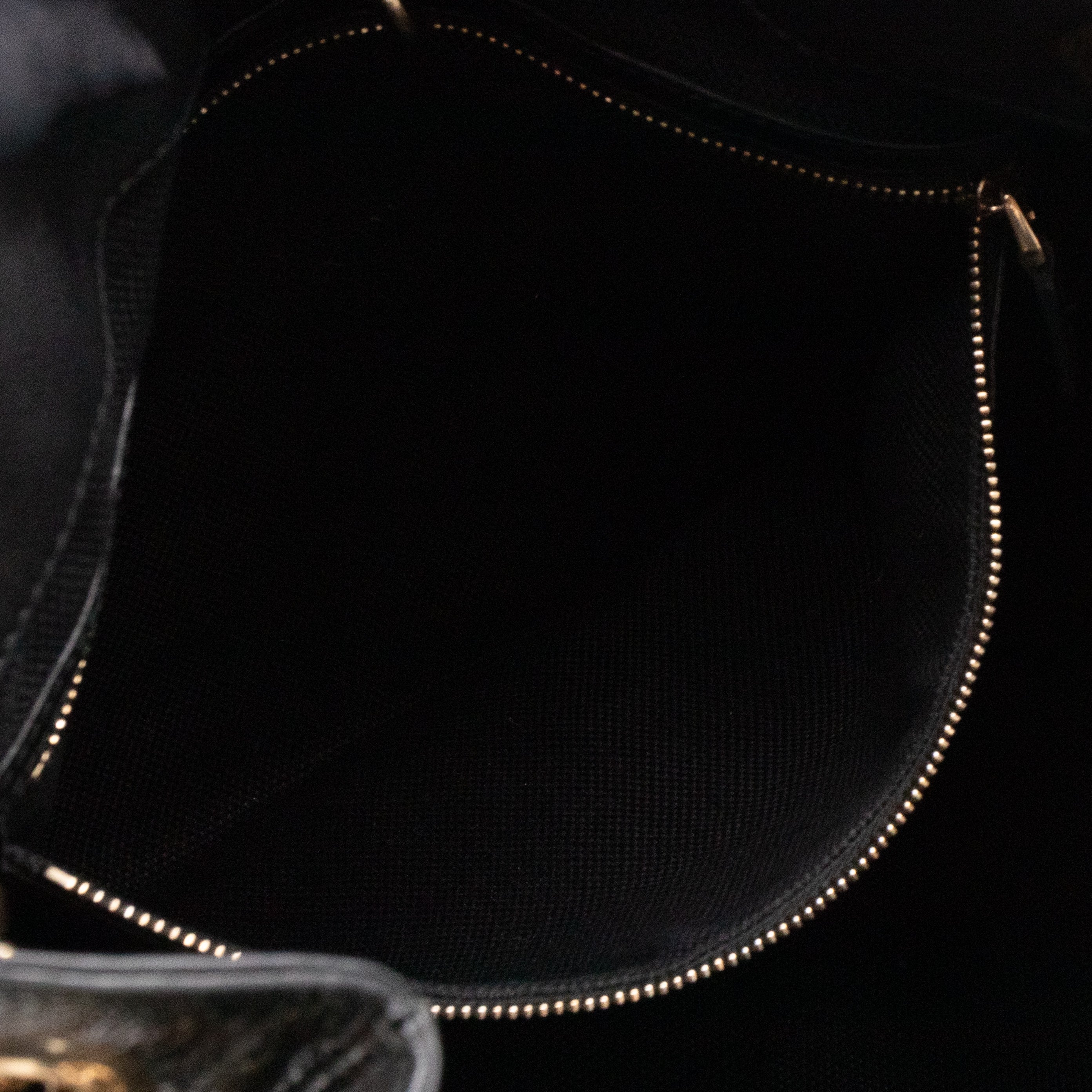 Soho Tassel Chain Tote Crumpled Black Patent Leather