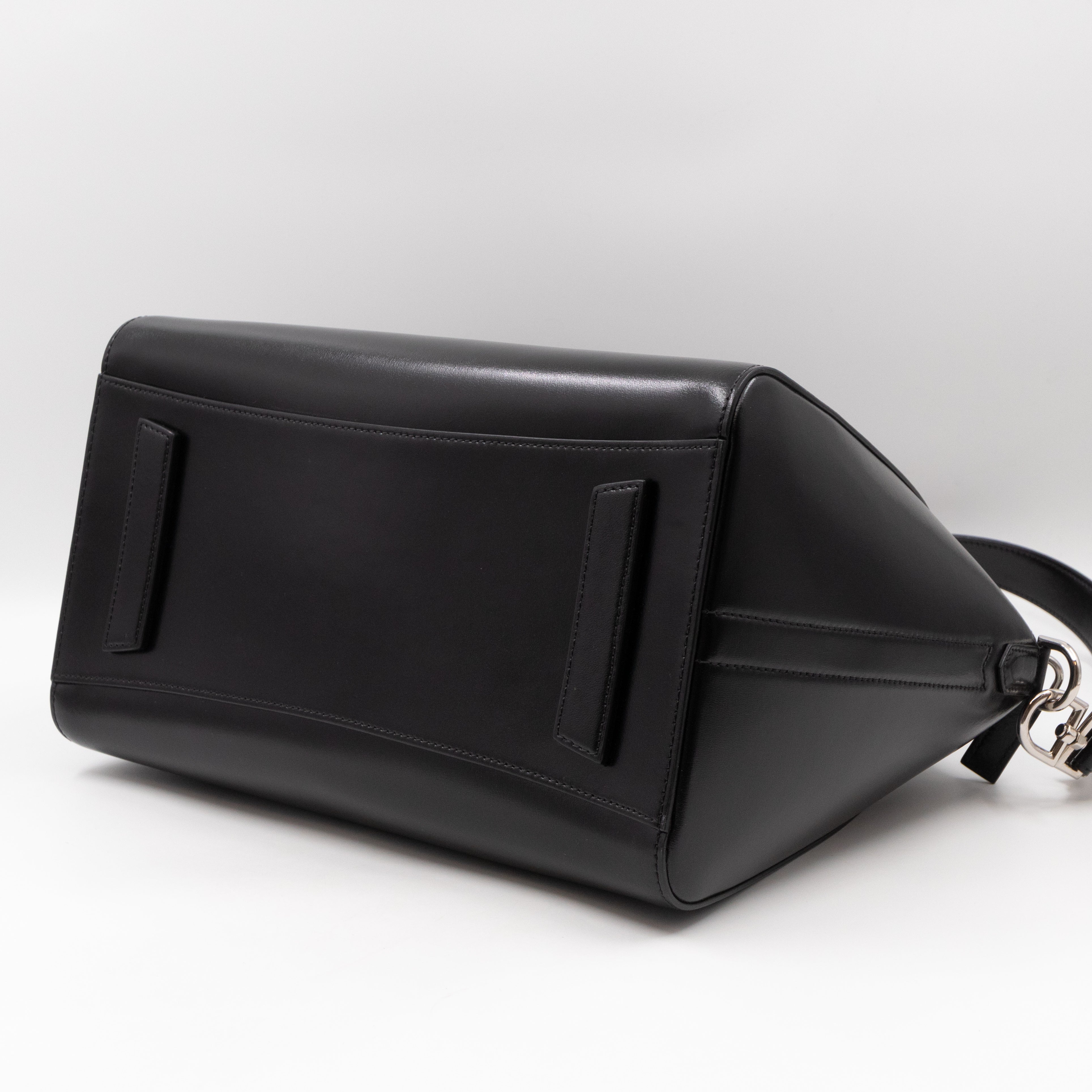 Antigona Medium Black Smooth Leather
