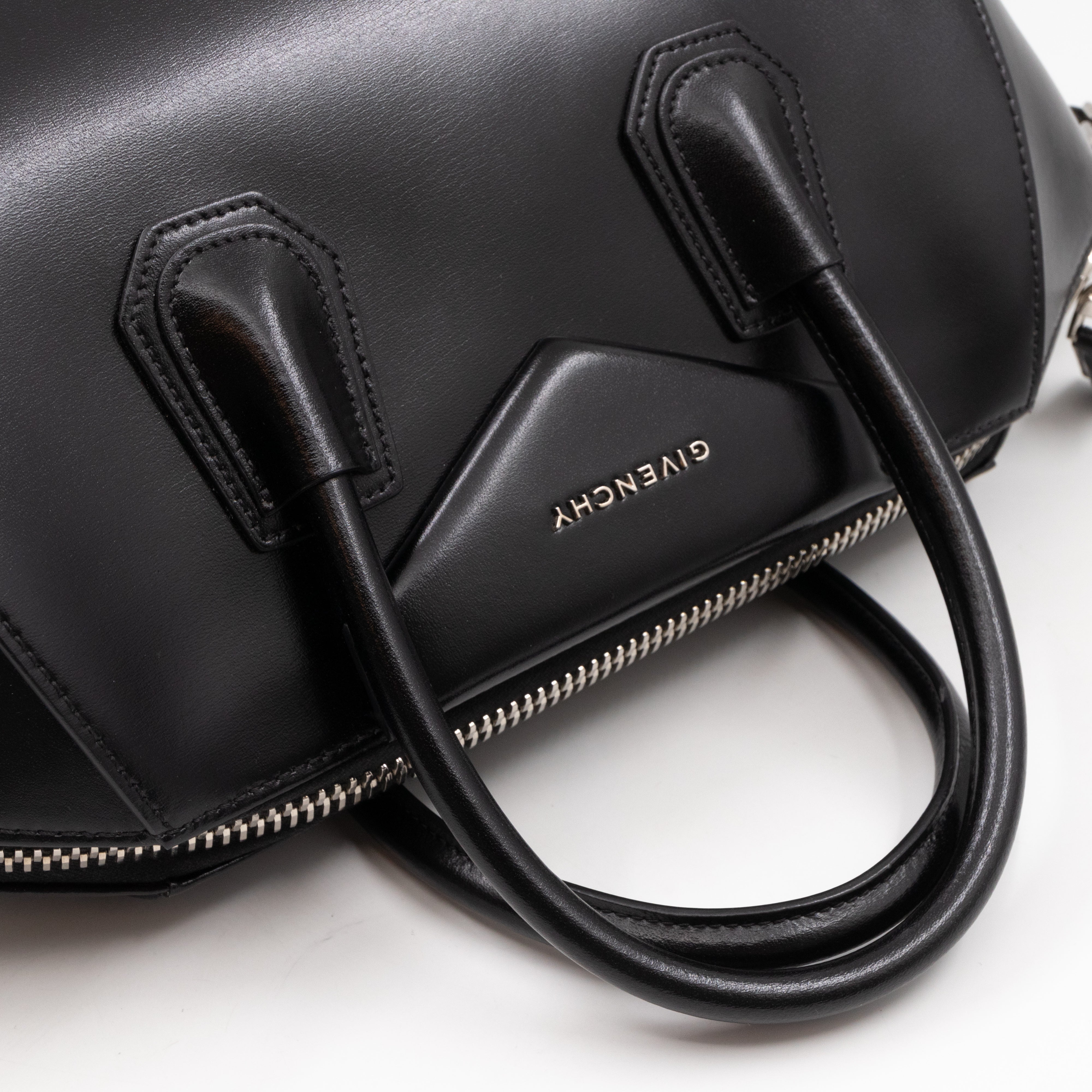 Antigona Medium Black Smooth Leather