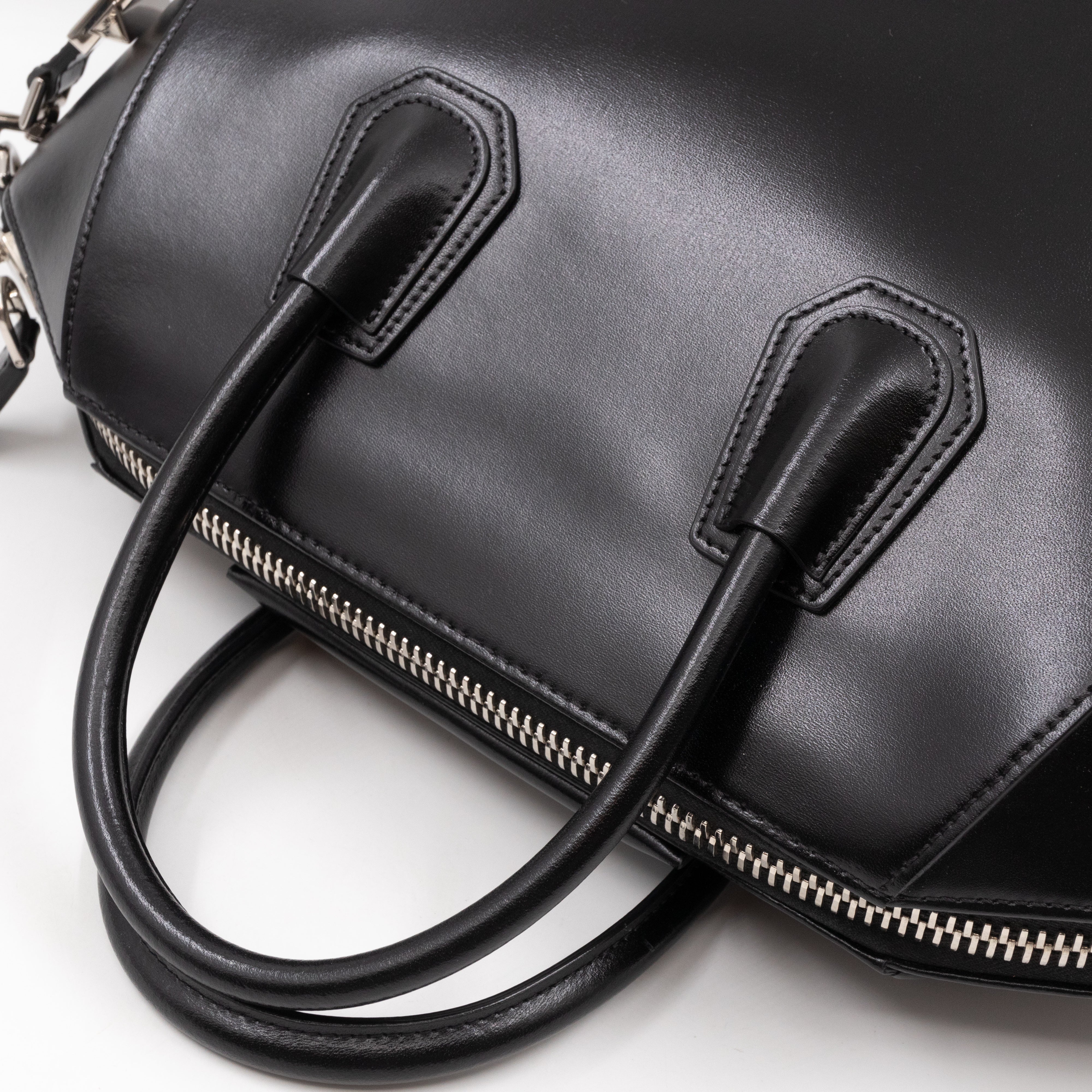 Antigona Medium Black Smooth Leather