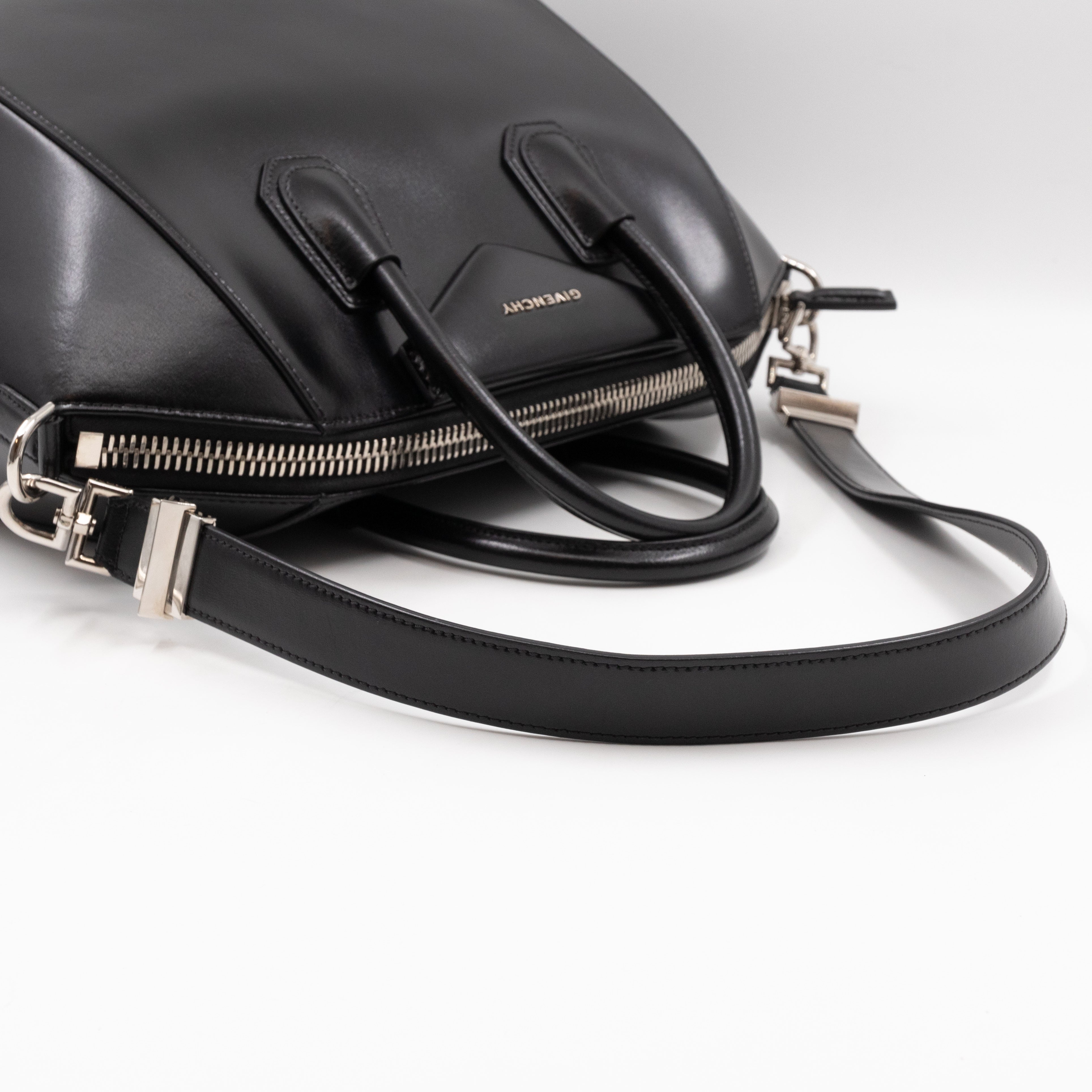 Antigona Medium Black Smooth Leather
