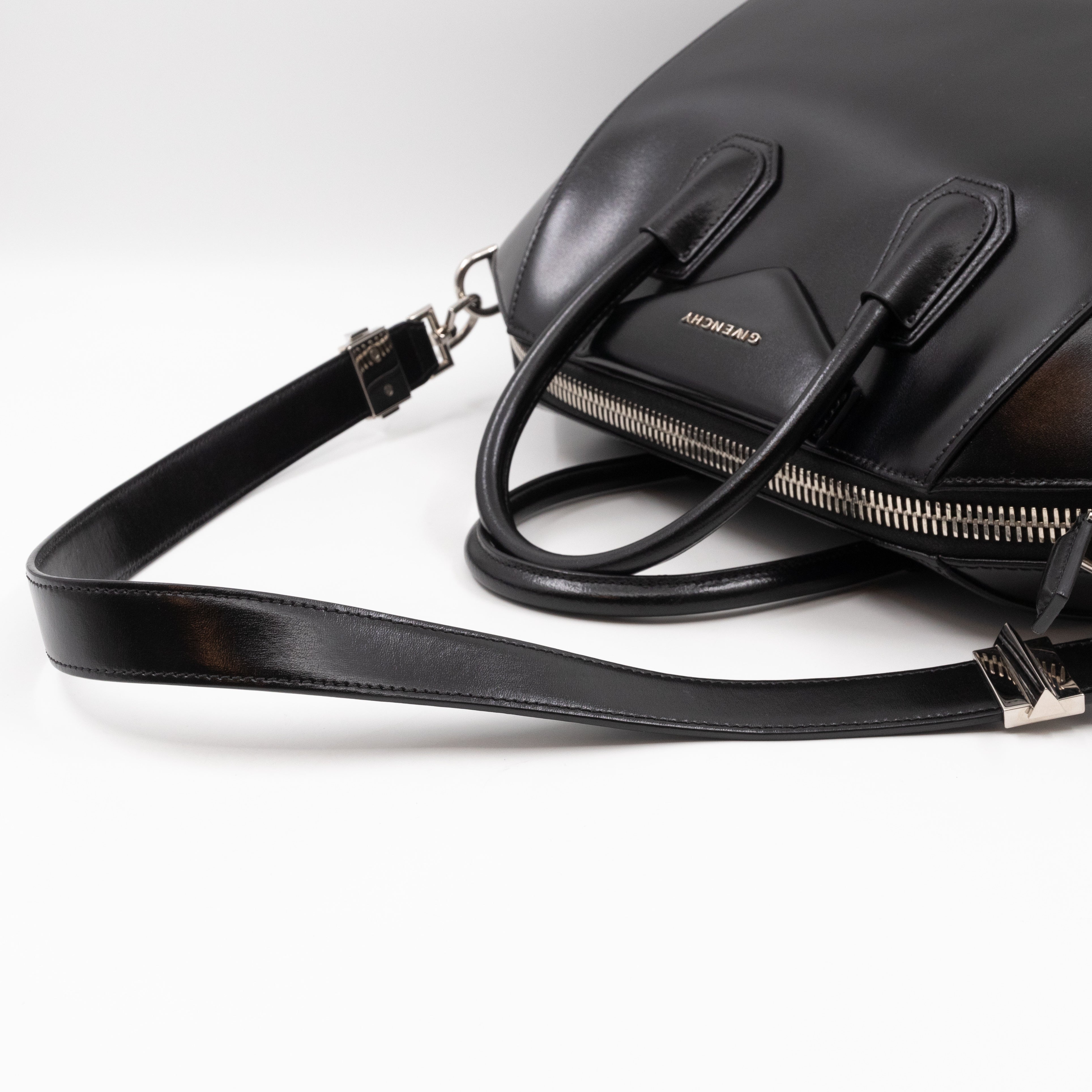 Antigona Medium Black Smooth Leather
