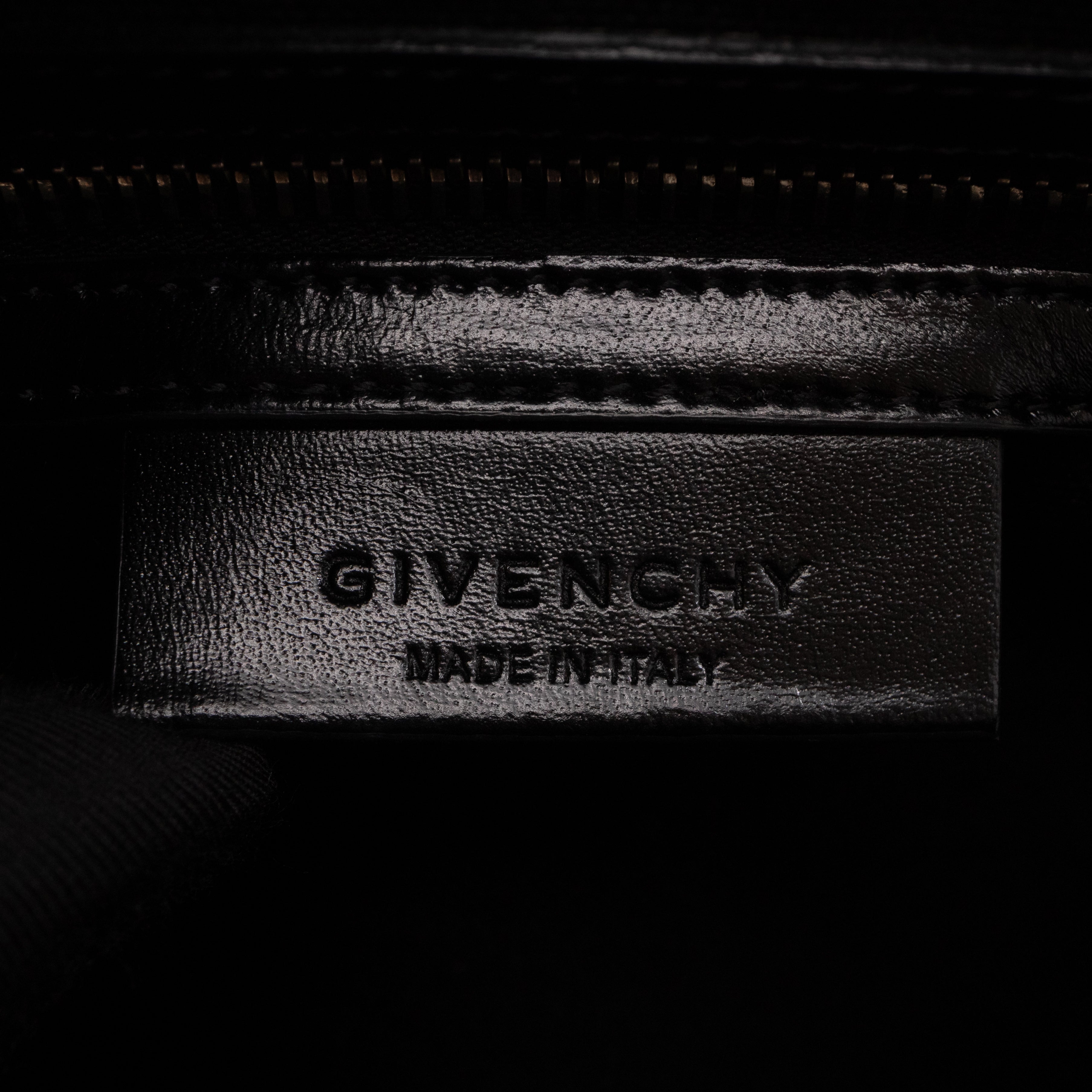 Antigona Medium Black Smooth Leather