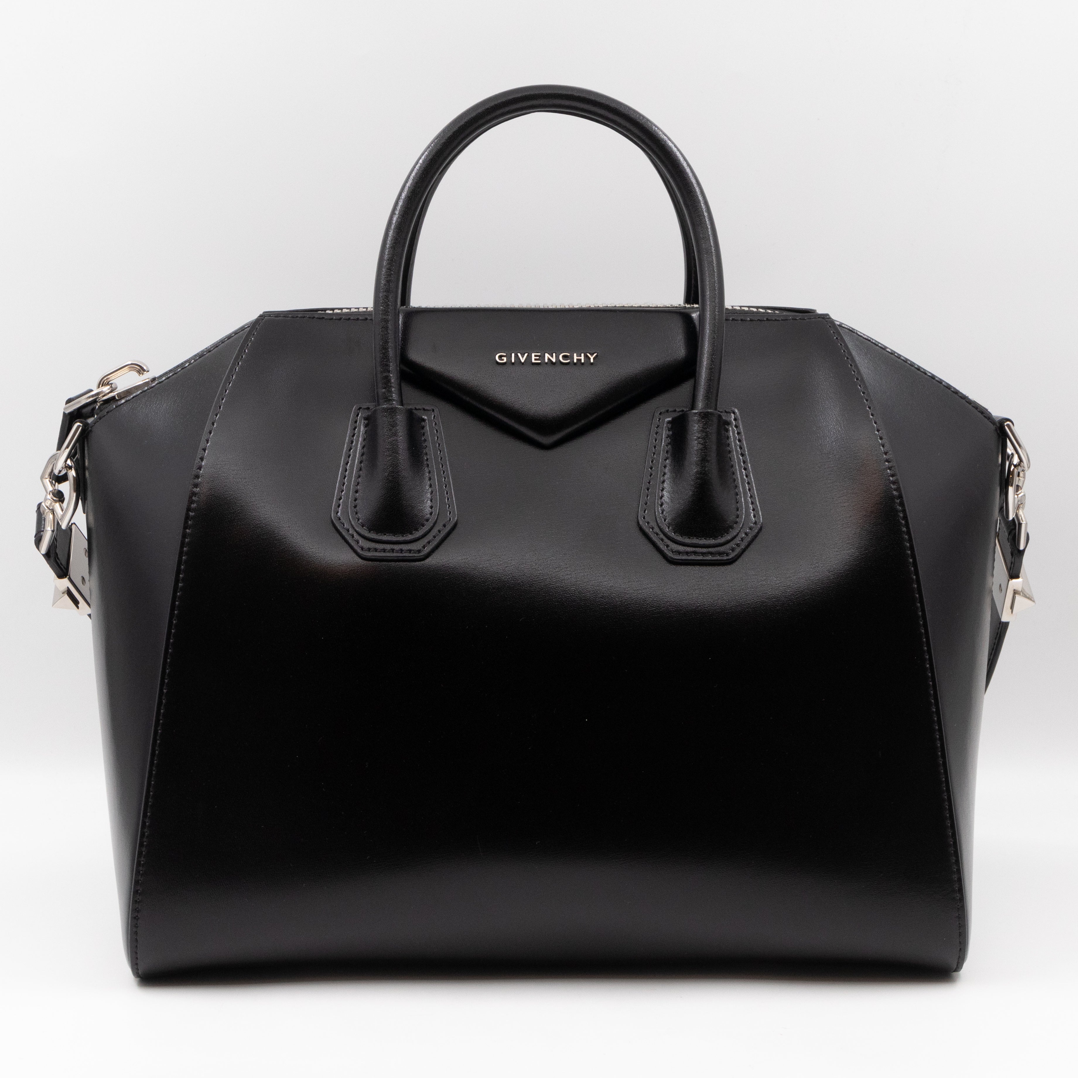 Antigona Medium Black Smooth Leather