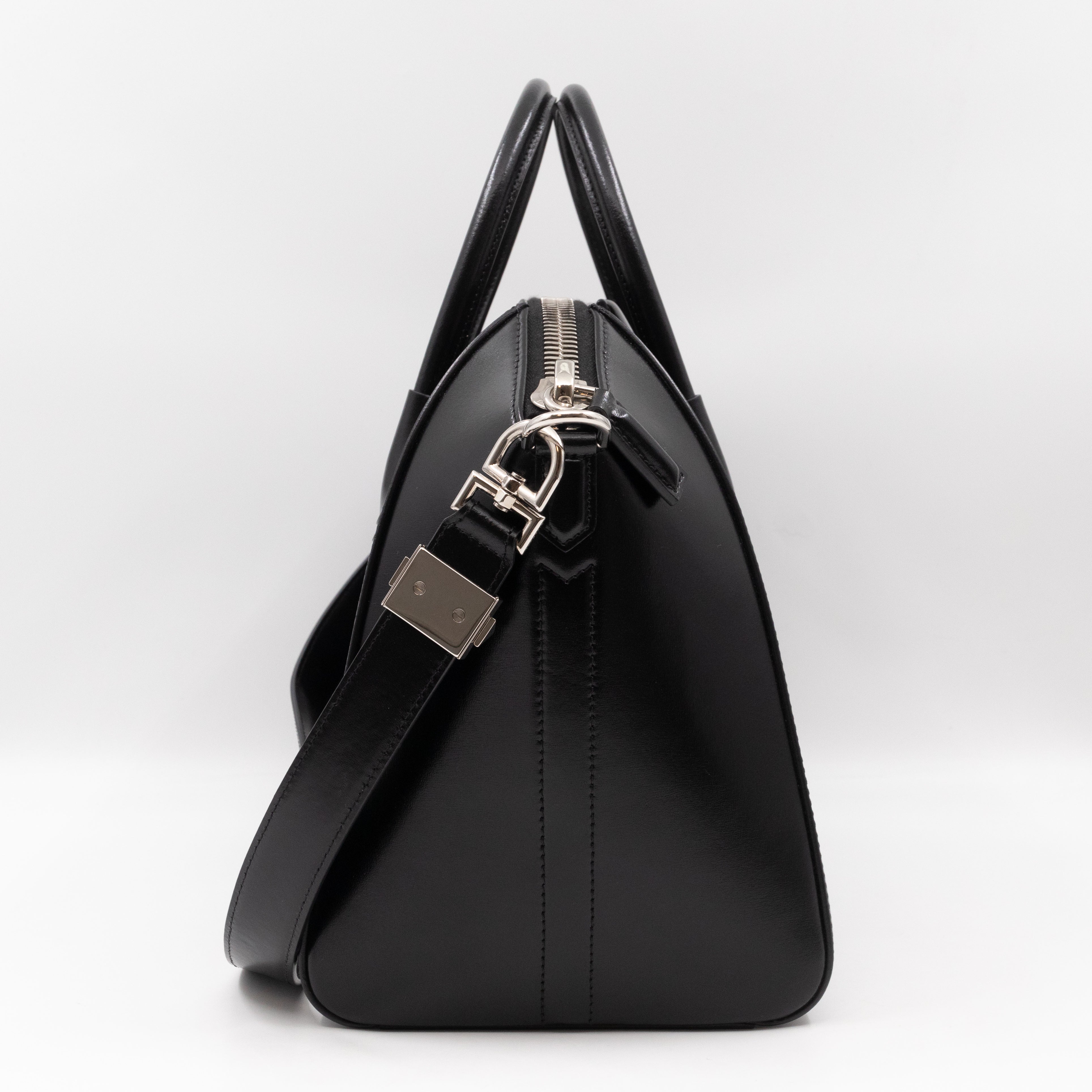 Antigona Medium Black Smooth Leather
