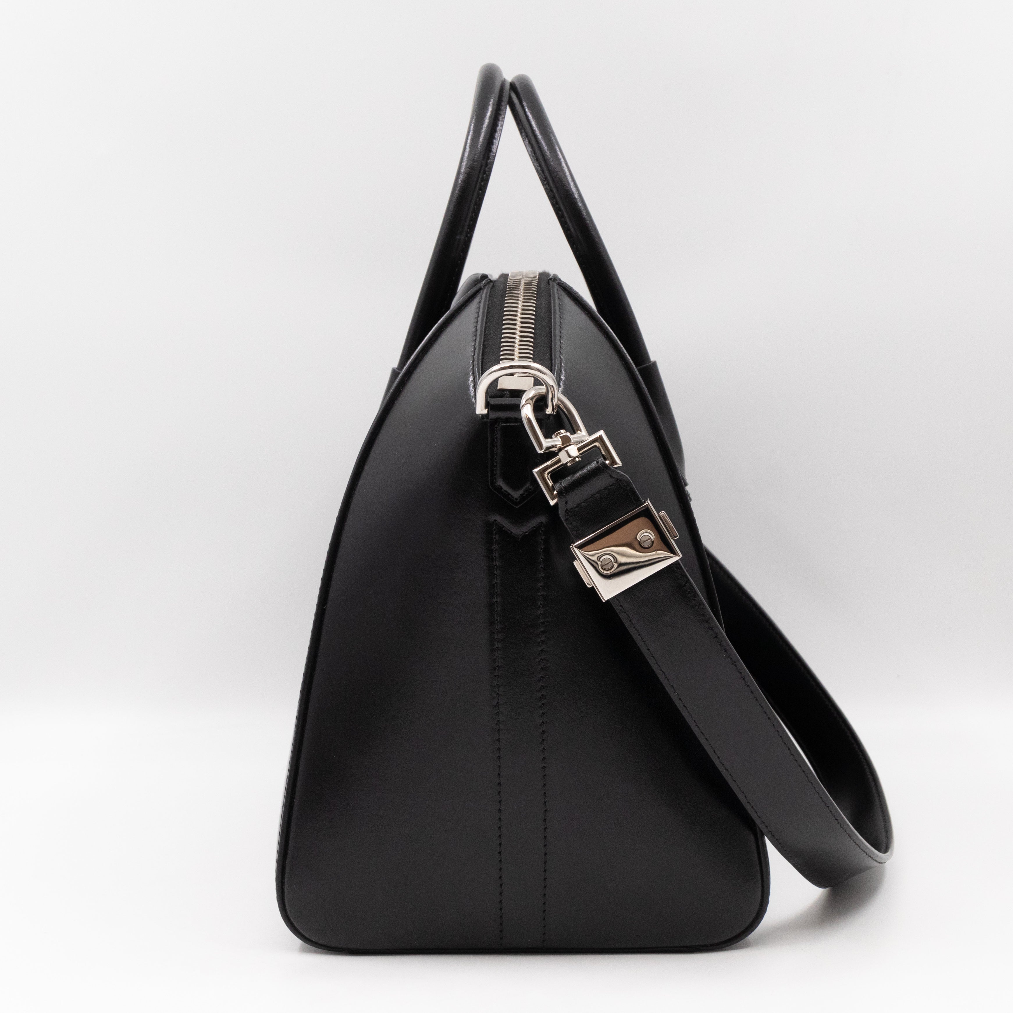 Antigona Medium Black Smooth Leather