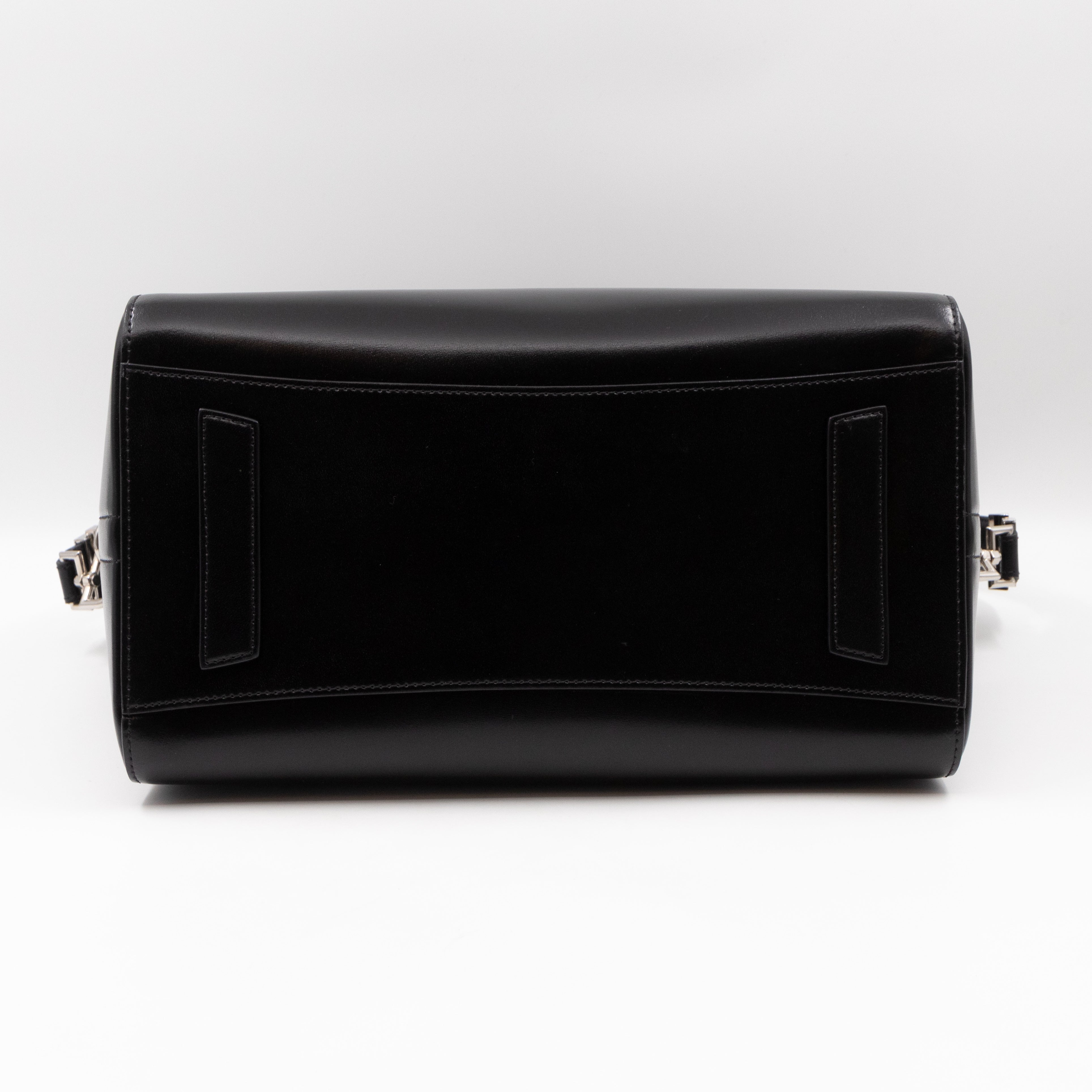 Antigona Medium Black Smooth Leather