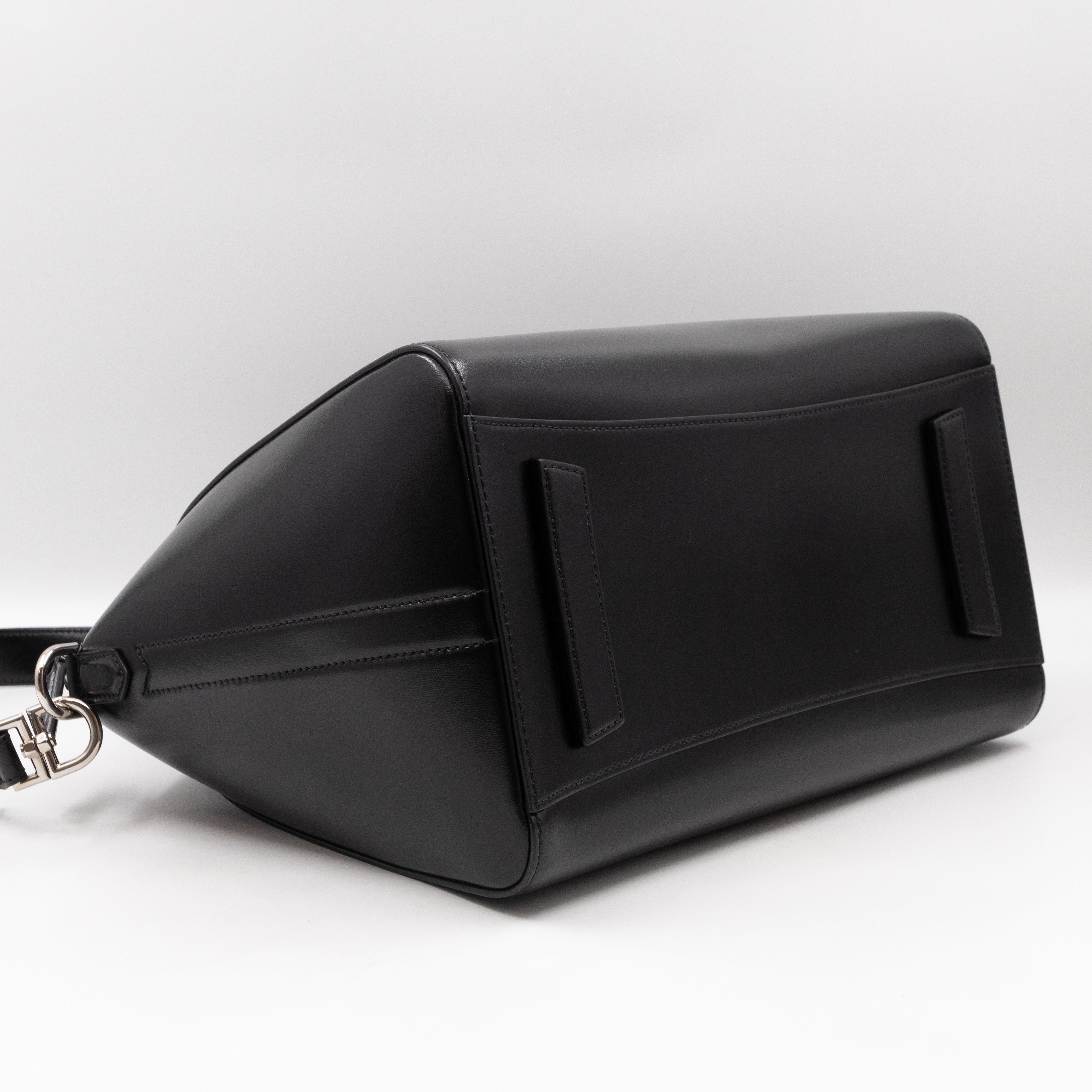 Antigona Medium Black Smooth Leather