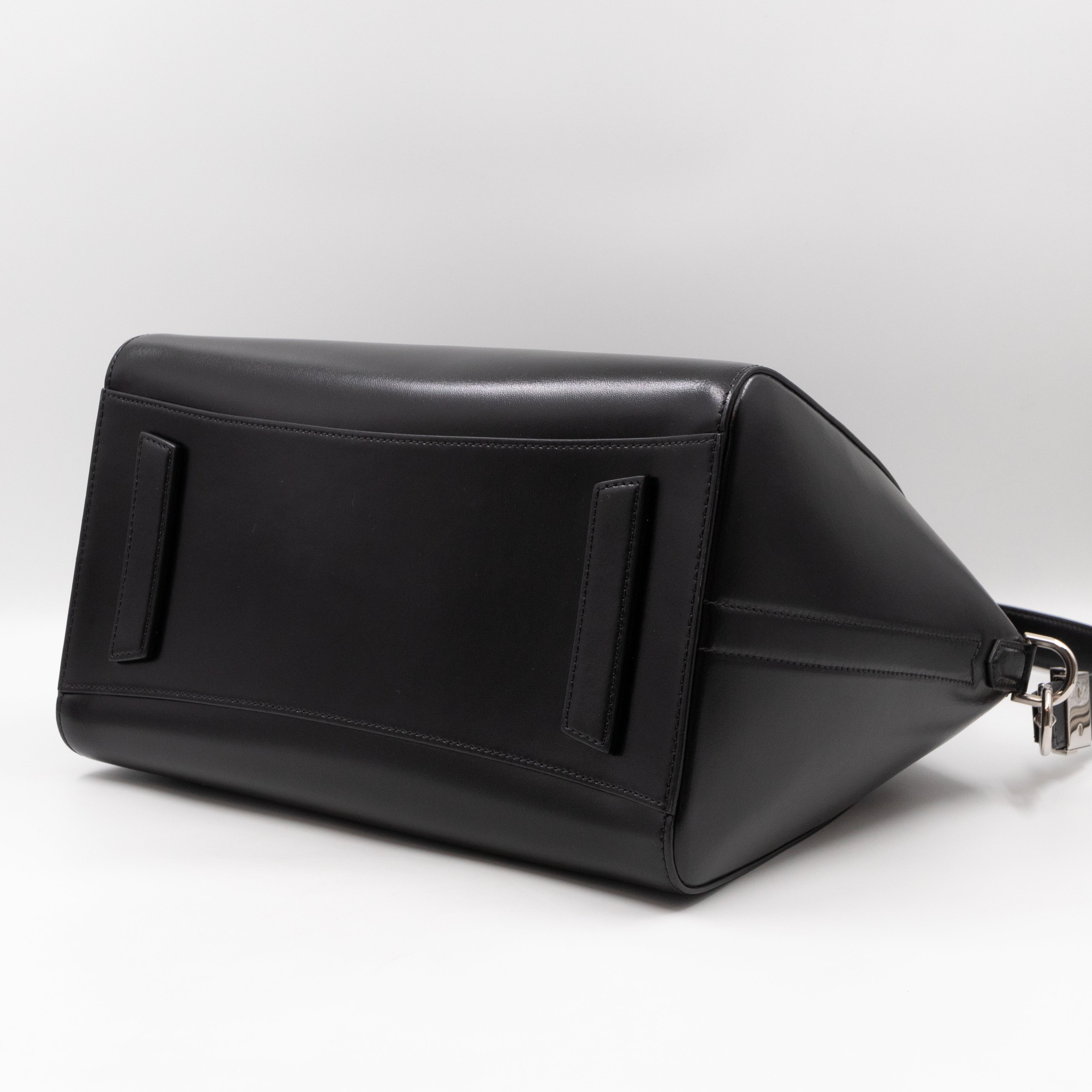 Antigona Medium Black Smooth Leather
