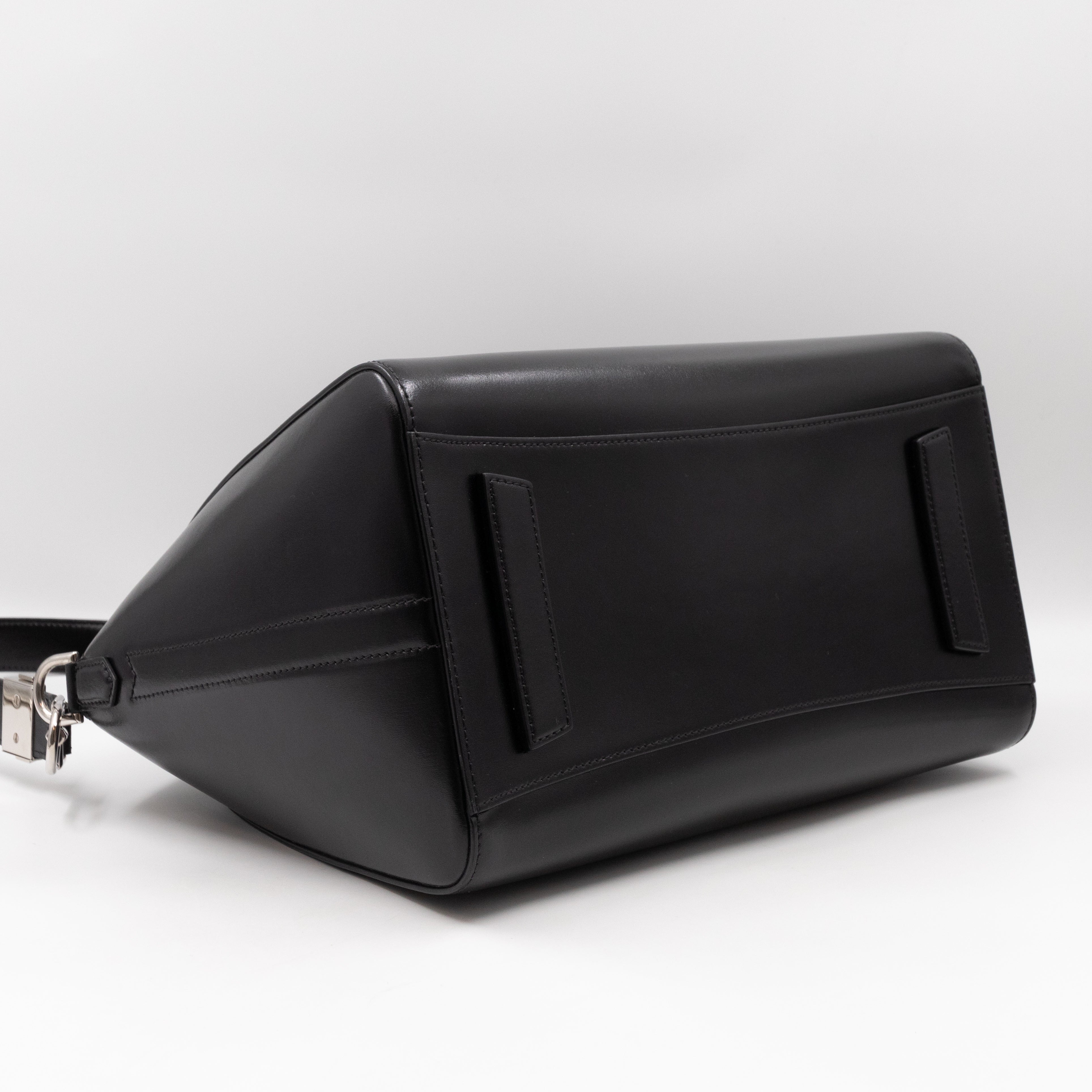Antigona Medium Black Smooth Leather