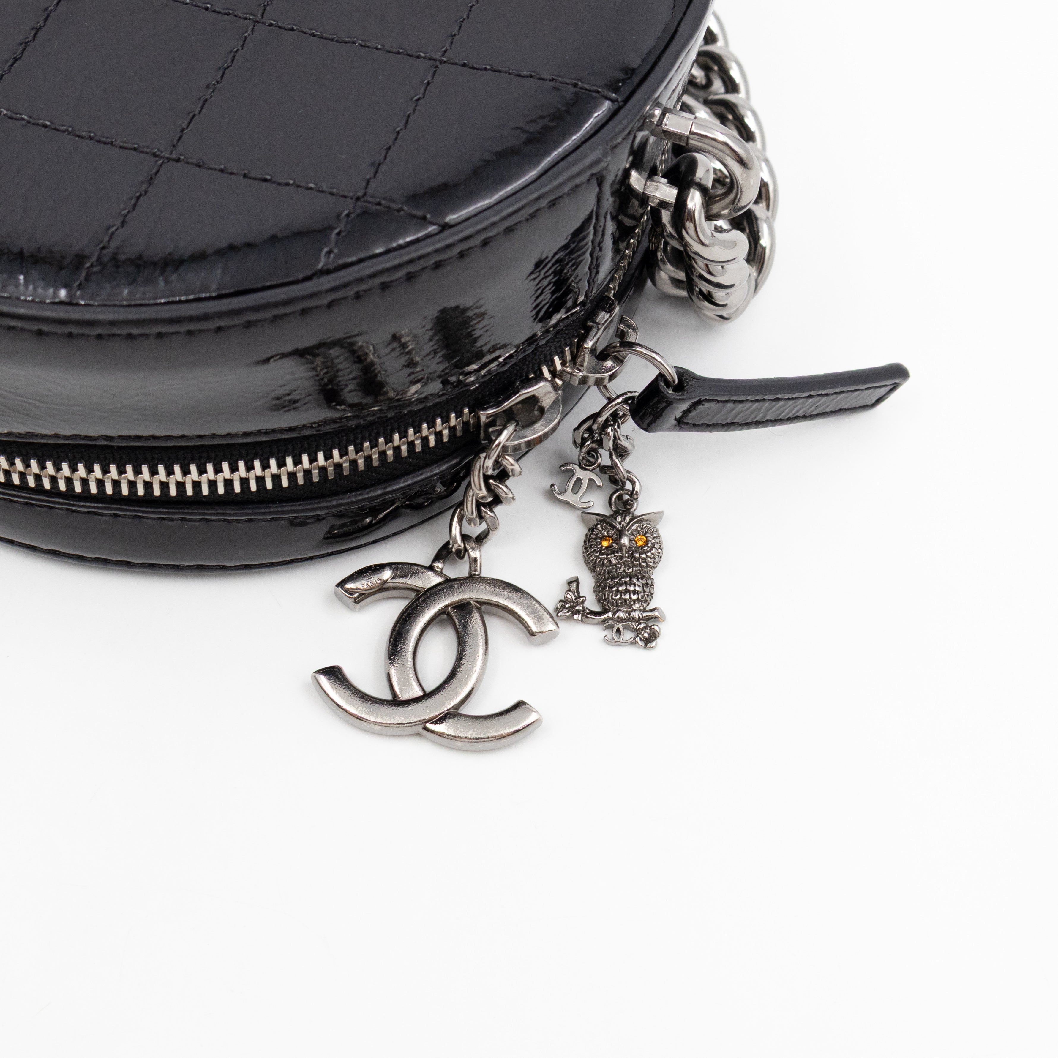 Round As Earth Bag Black Patent Leather Silver