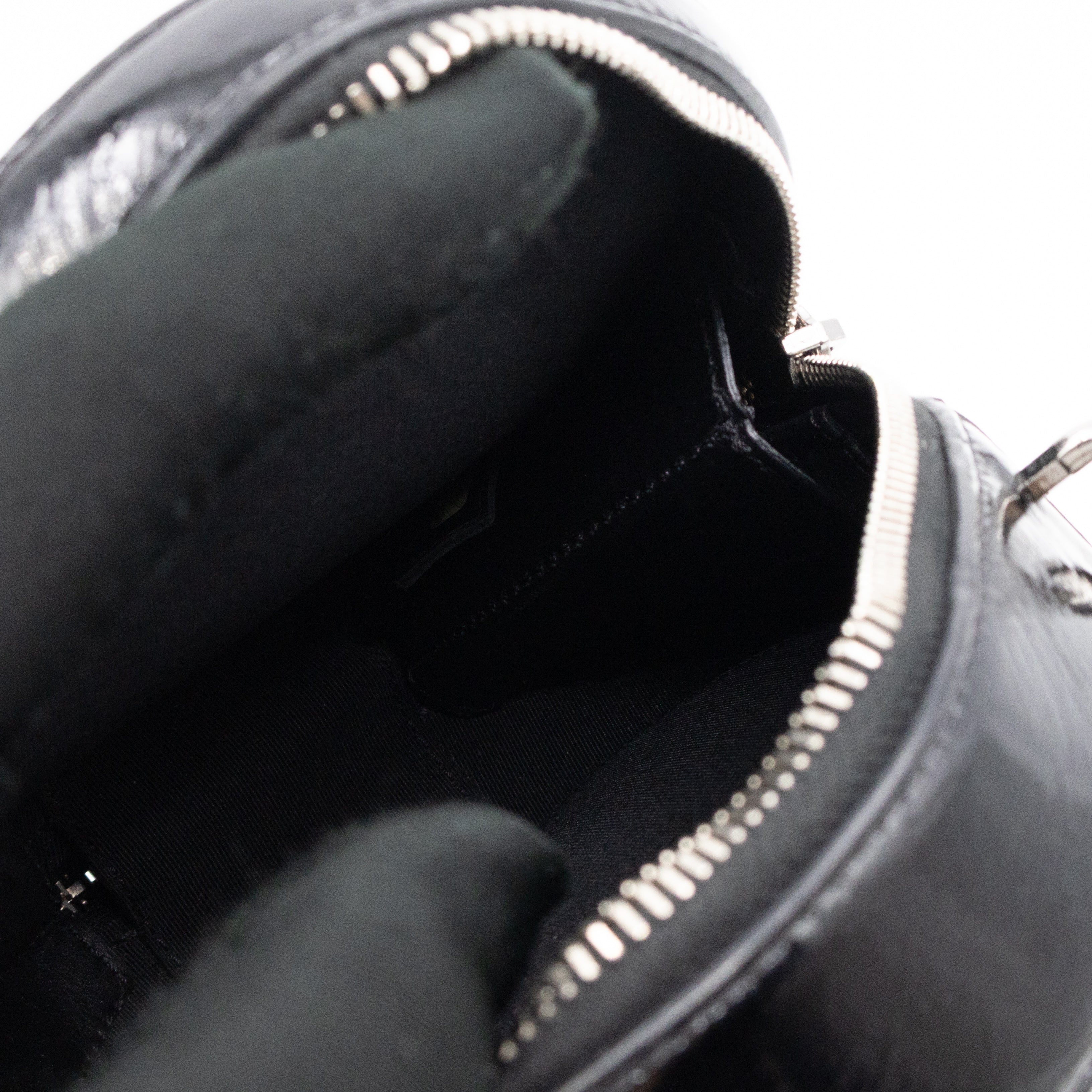 Round As Earth Bag Black Patent Leather Silver