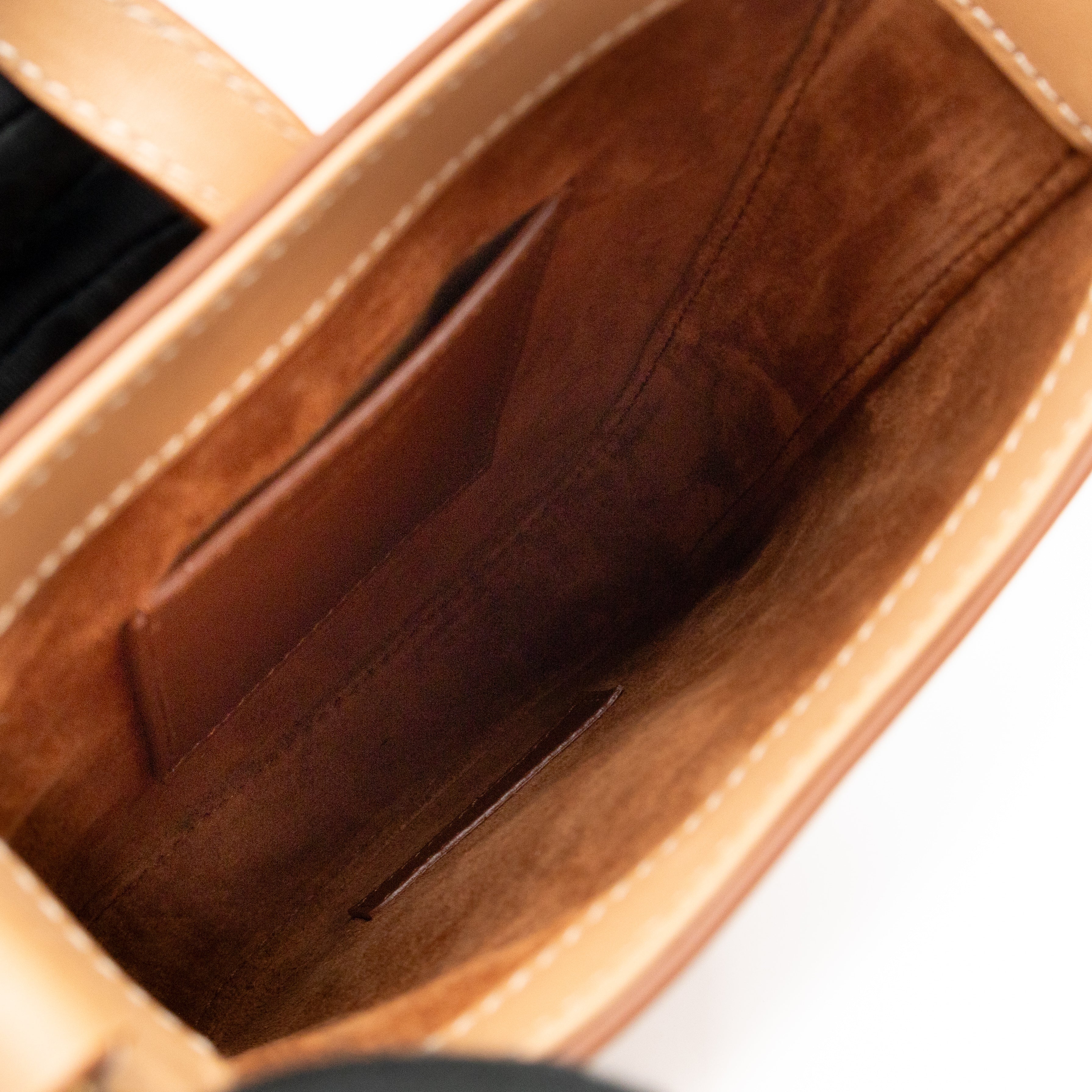 Le 5 À 7 Vertical Smooth Leather Brown