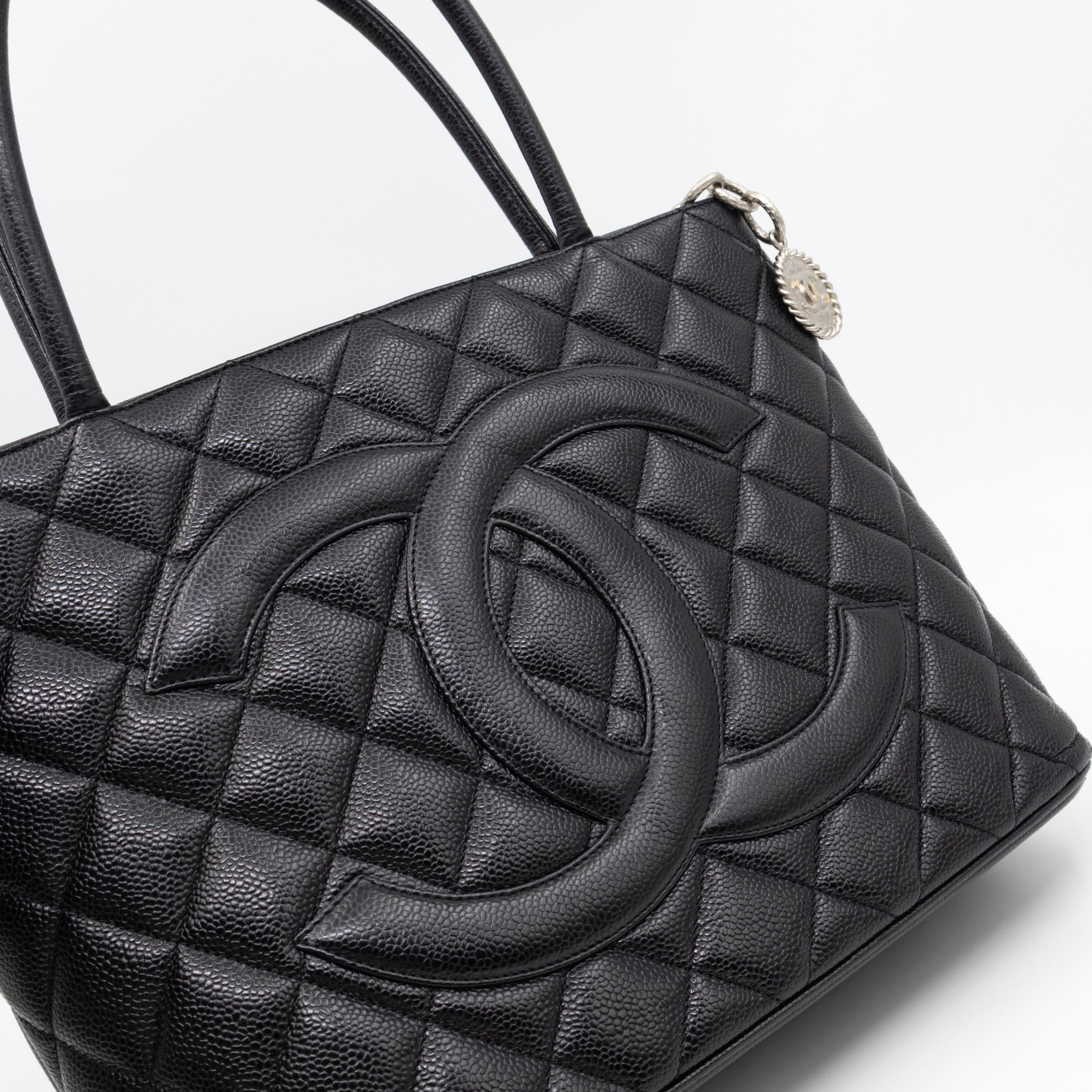 Médaillon Black Caviarskin