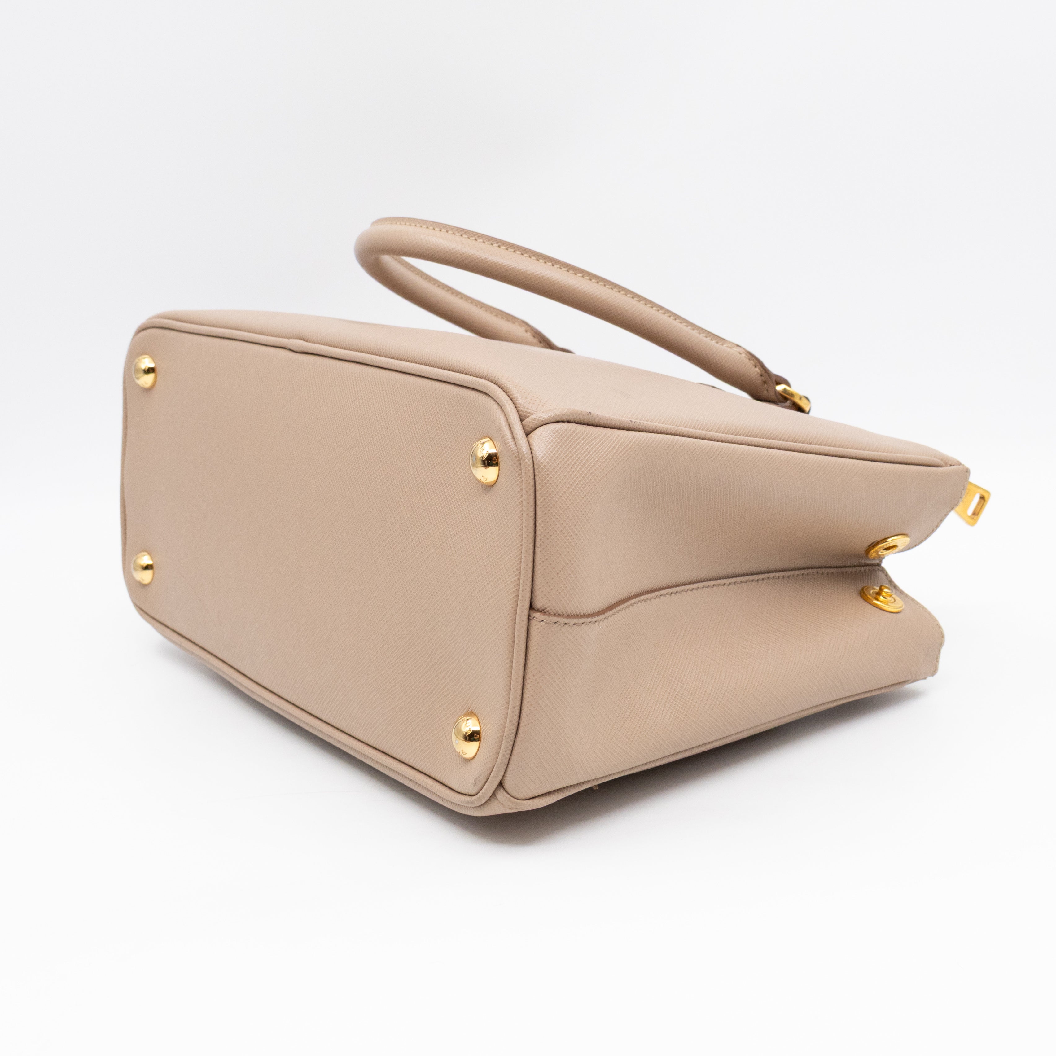 Galleria Medium Double Zip Cammeo Saffiano