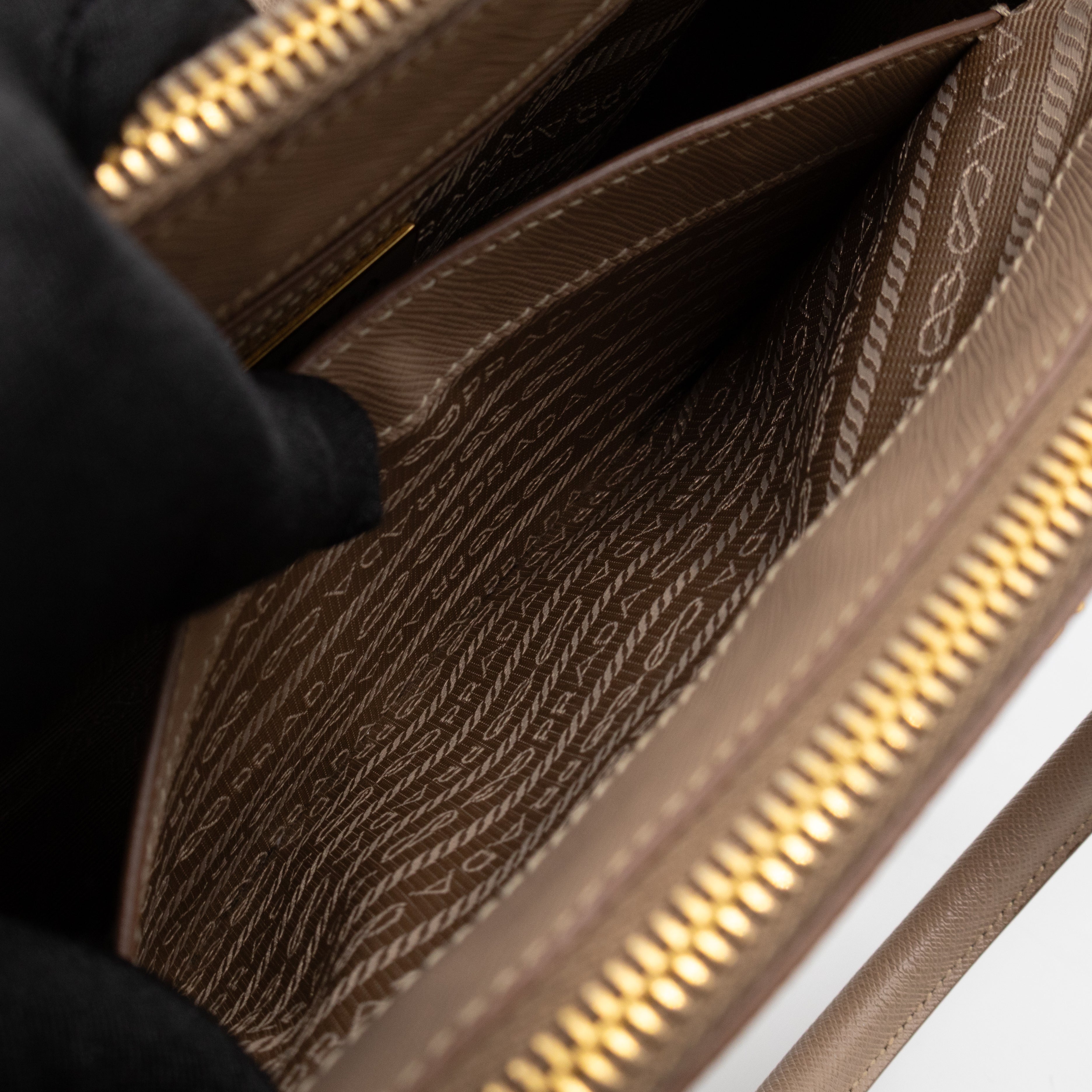 Galleria Medium Double Zip Cammeo Saffiano